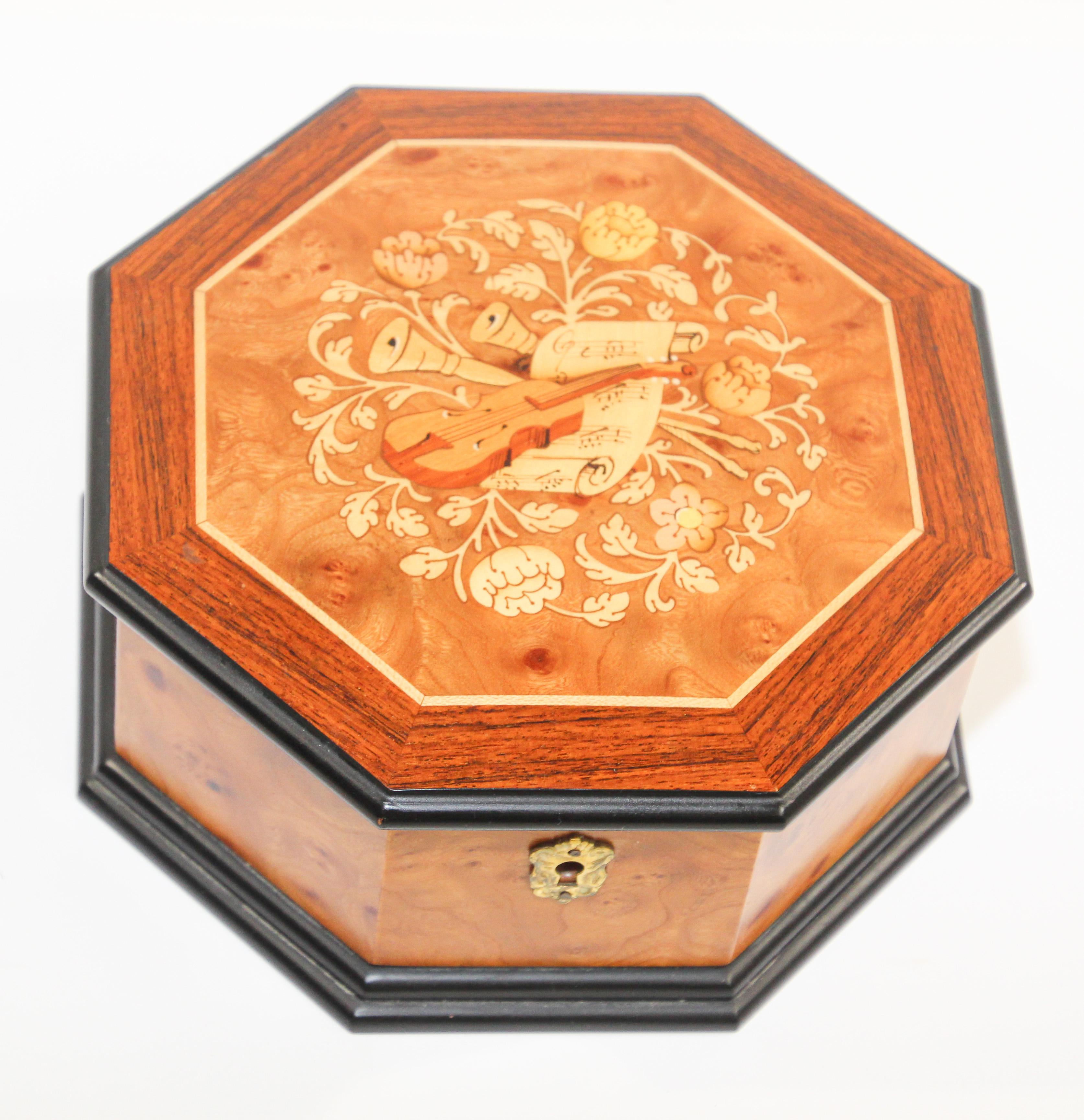 Mauresque Boîte à musique octogonale à bijoux, fabriquée en Italie en vente