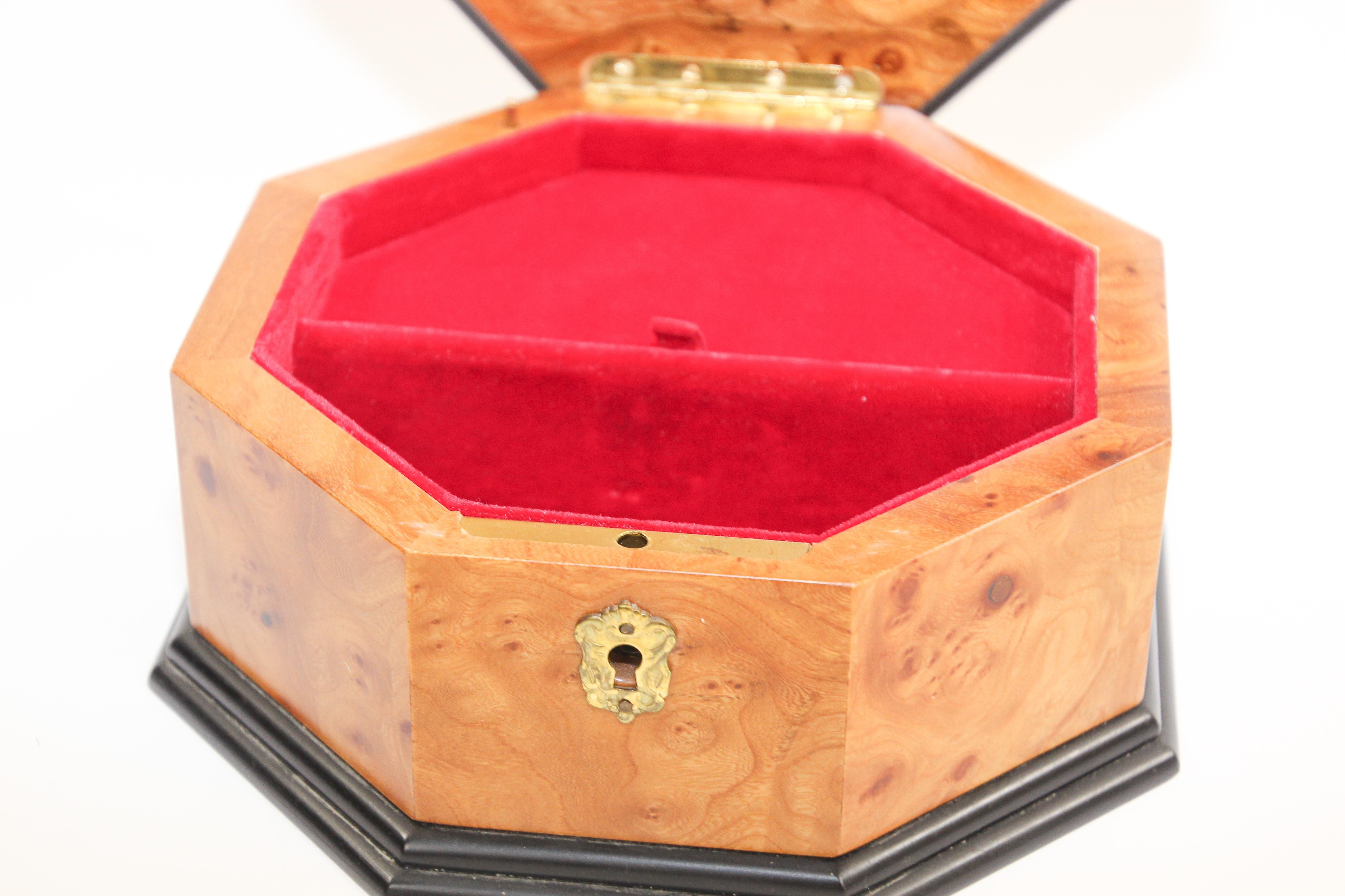 Octagonal Jewelry Music Box, Made in Italy In Good Condition For Sale In North Hollywood, CA