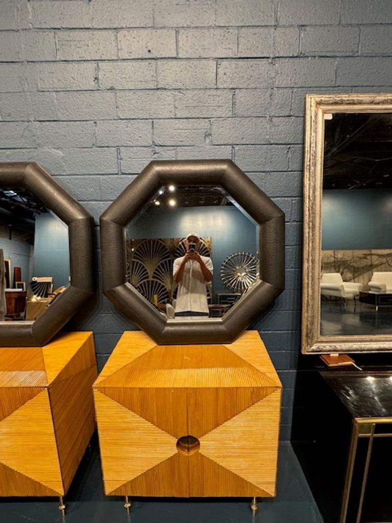 Capturez l'essence de la sophistication avec le miroir octogonal Karl Springer Manner en fausse peau de serpent. Ce miroir de facture élégante présente une forme octogonale qui attire le regard et ajoute une touche de classe à n'importe quelle