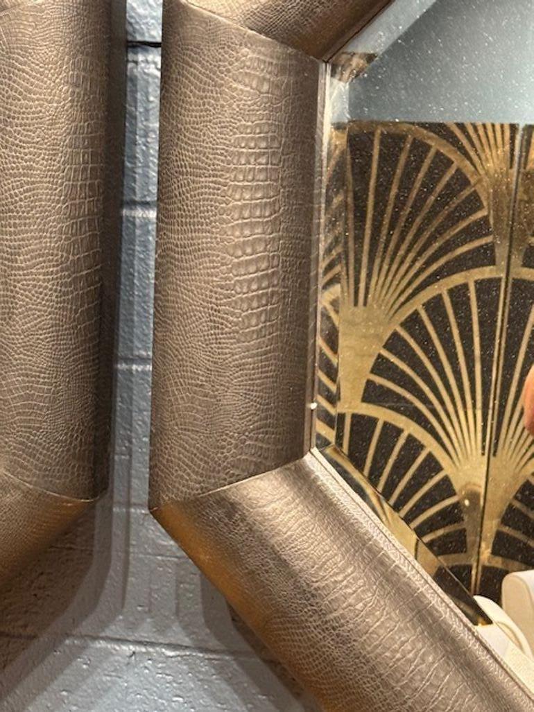 Miroir octogonal de style Karl Springer en fausse peau de serpent Bon état - En vente à Dallas, TX