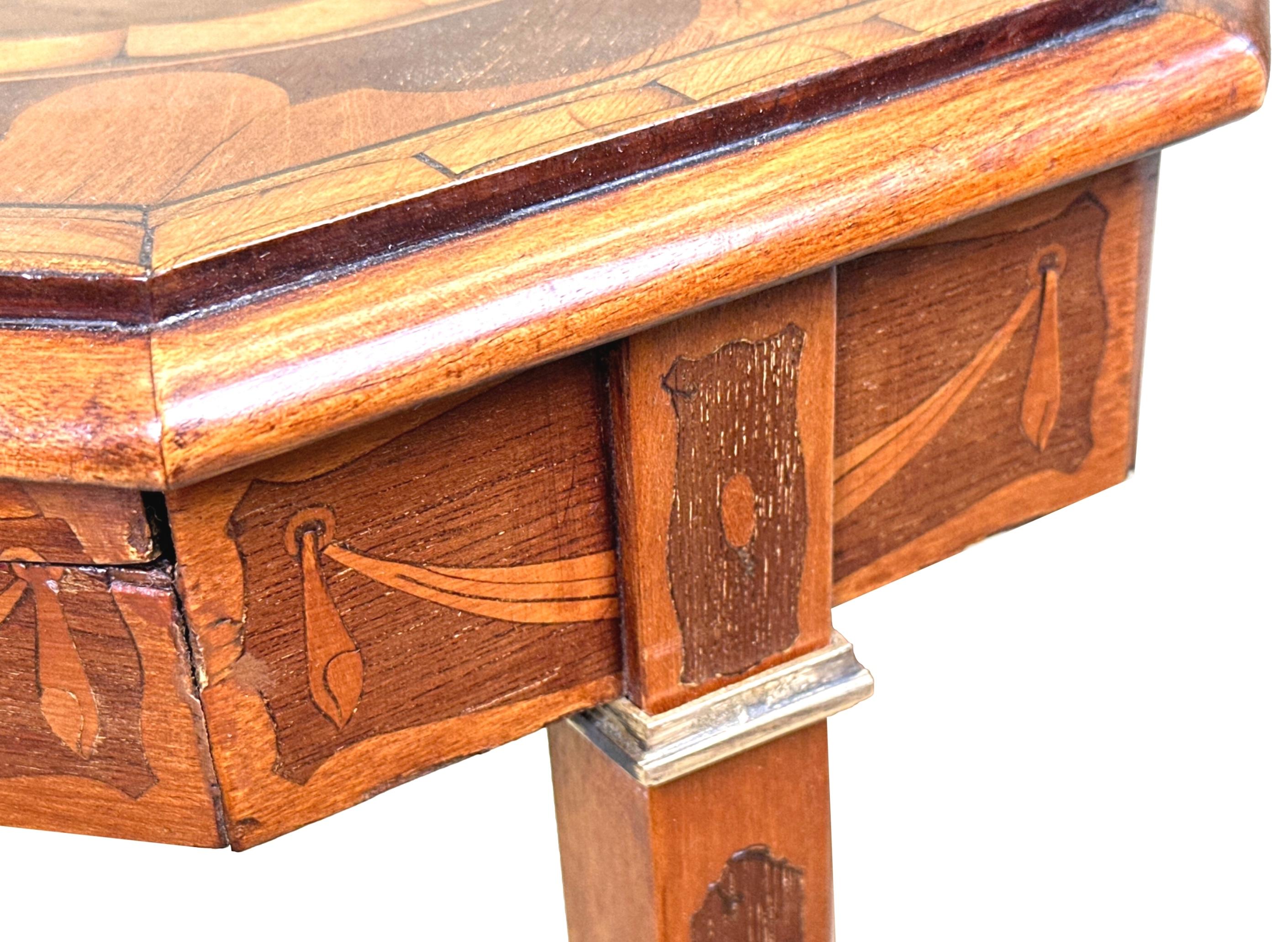 Excepcional soporte octogonal para tetera o urna de finales del siglo XIX, de caoba, madera de satén y palisandro, con profusa decoración incrustada en la atractiva parte superior con portavelas, elevado sobre cuatro patas cónicas cuadradas,