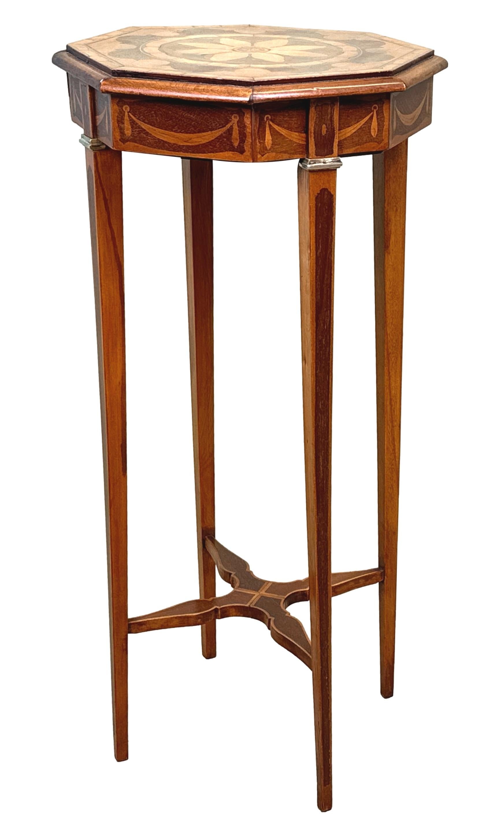 Mesa auxiliar octogonal de caoba y madera satinada de finales del siglo XIX Eduardiano en venta