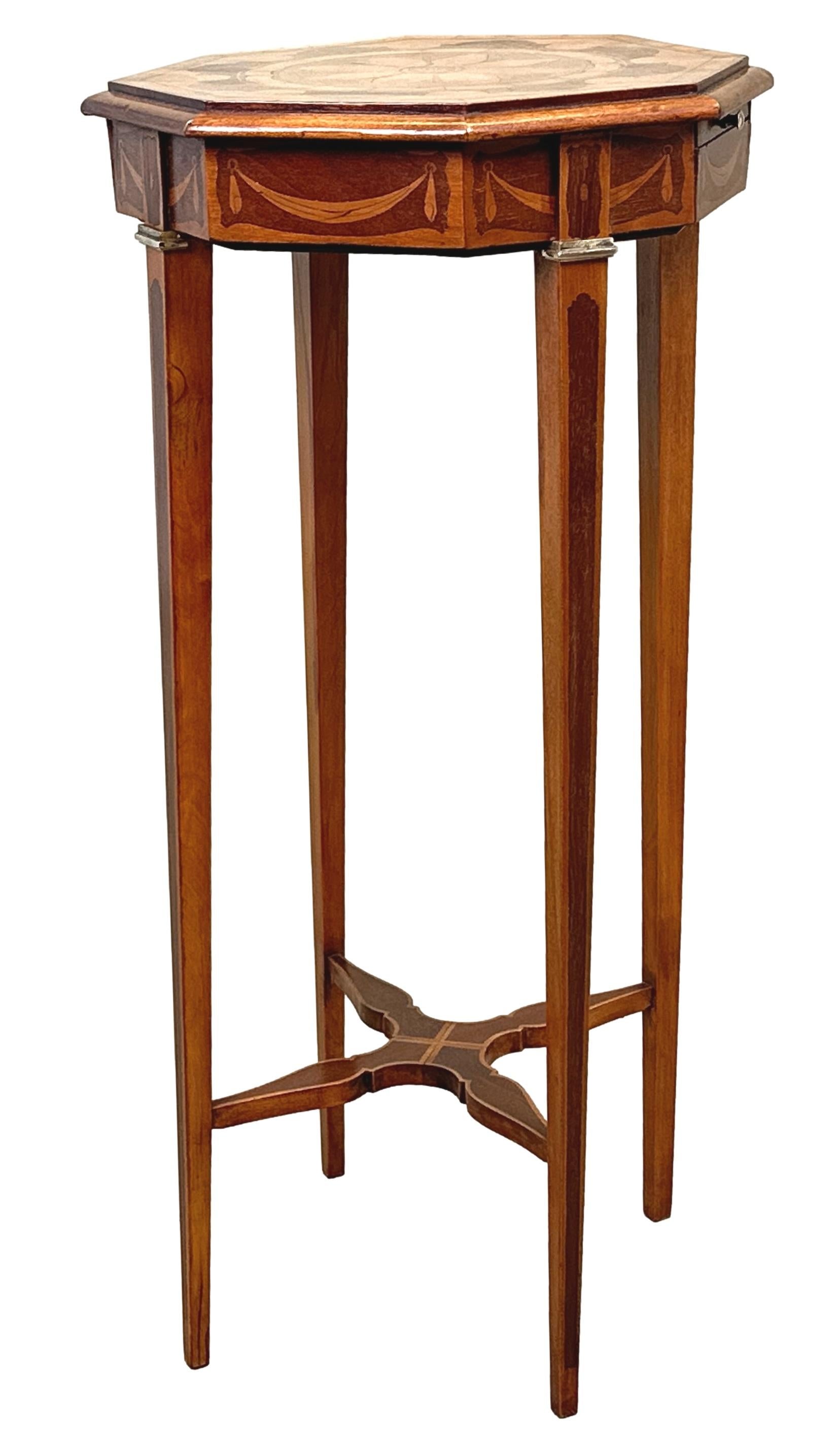 Mesa auxiliar octogonal de caoba y madera satinada de finales del siglo XIX Caoba en venta