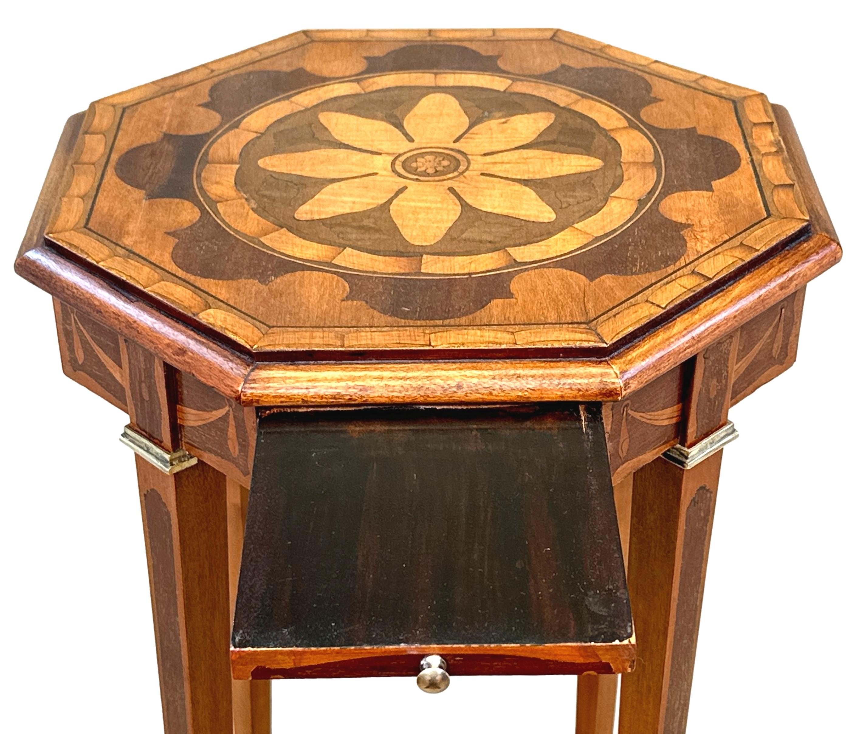 Mesa auxiliar octogonal de caoba y madera satinada de finales del siglo XIX en venta 1