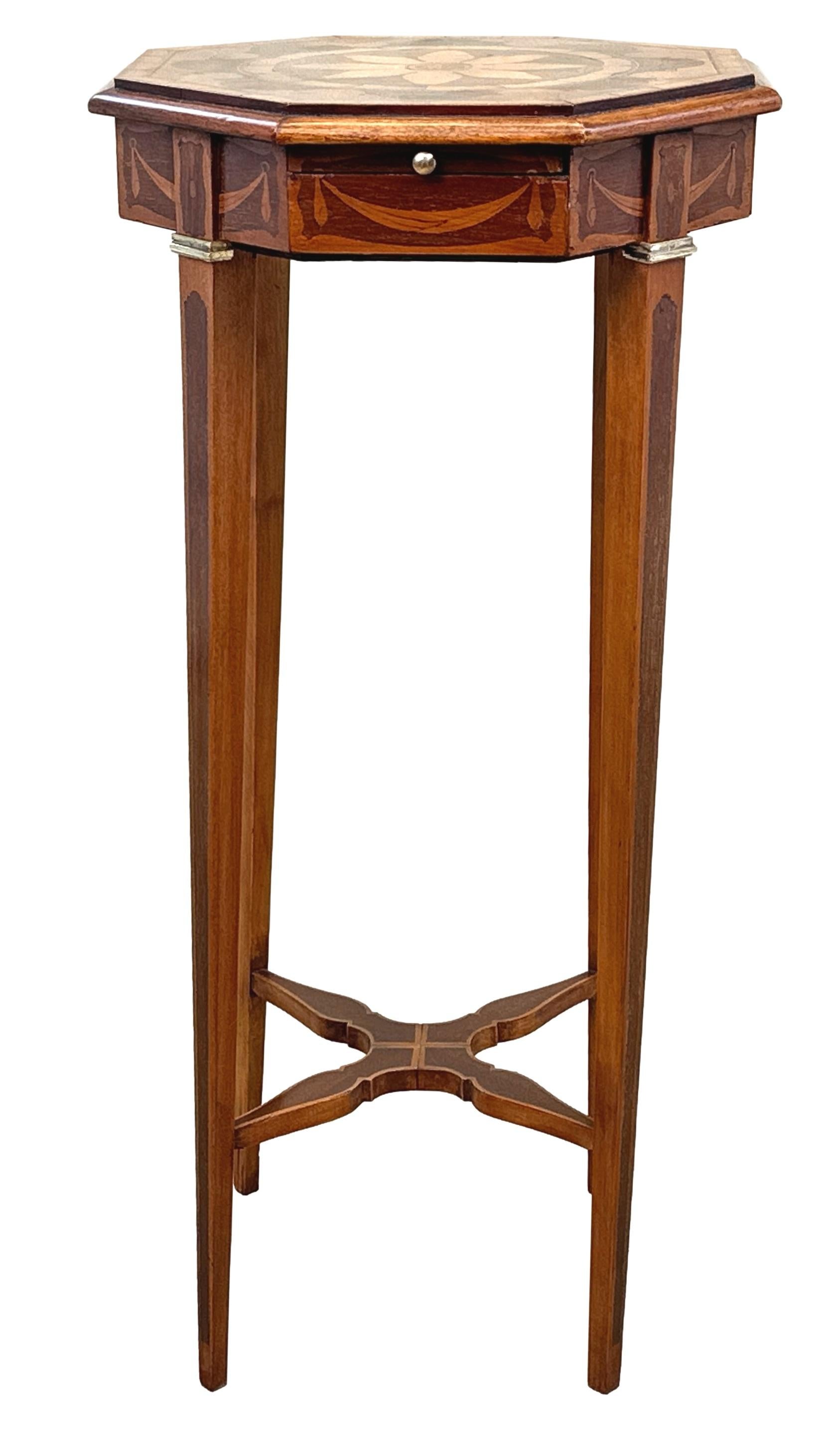 Mesa auxiliar octogonal de caoba y madera satinada de finales del siglo XIX en venta 2