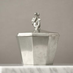 Boîte octogonale en étain « Swedish Grace » avec couvercle, fabriquée par GVH Guldvaruhuset, Suède, 1933.