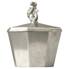 Boîte octogonale en étain « Swedish Grace » avec couvercle, fabriquée par GVH Guldvaruhuset, Suède, 1933.