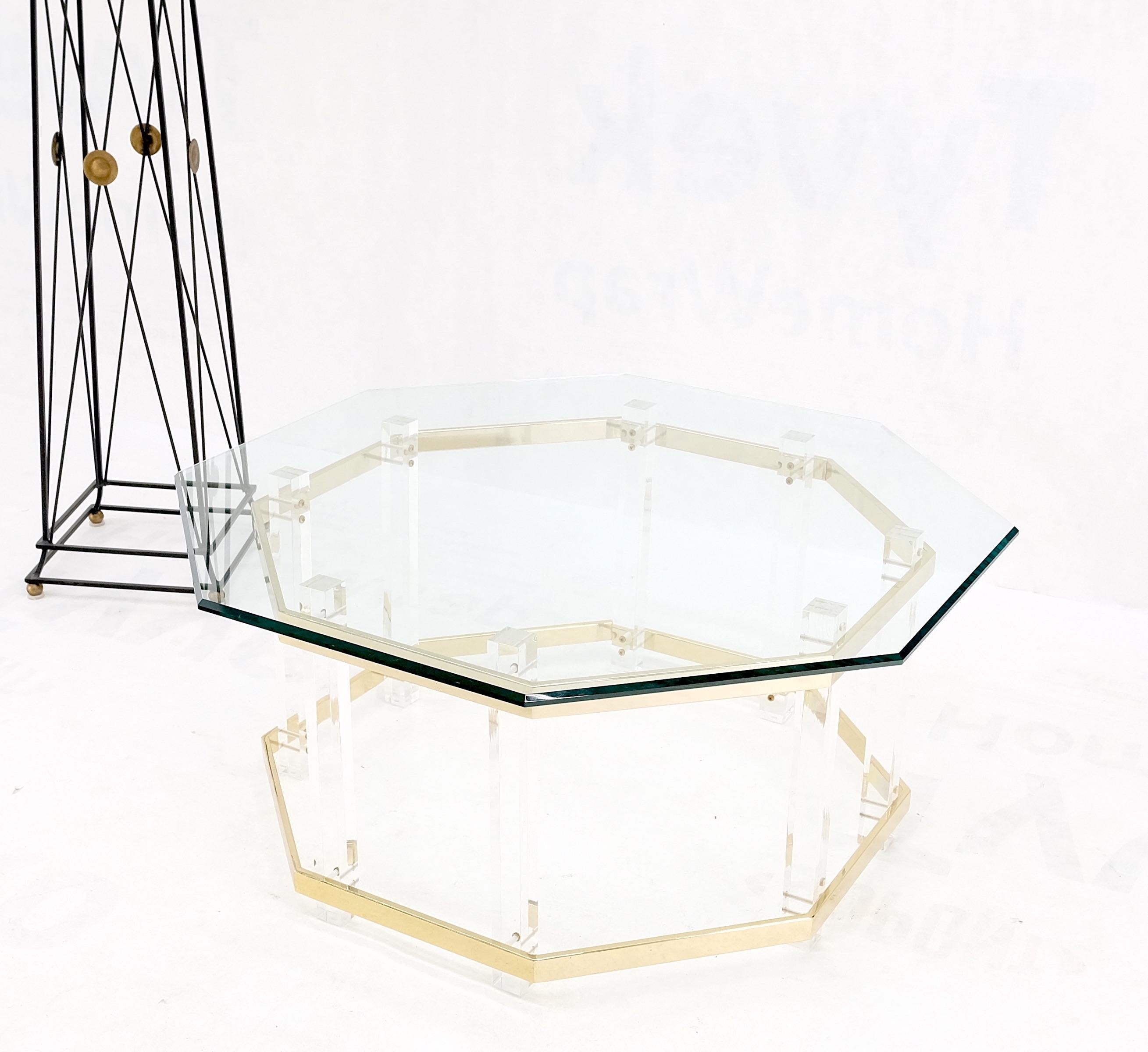 Octagonal Lucite Base Glass Top Mid-Century Modern  Round Coffee Table Mint For Sale 4