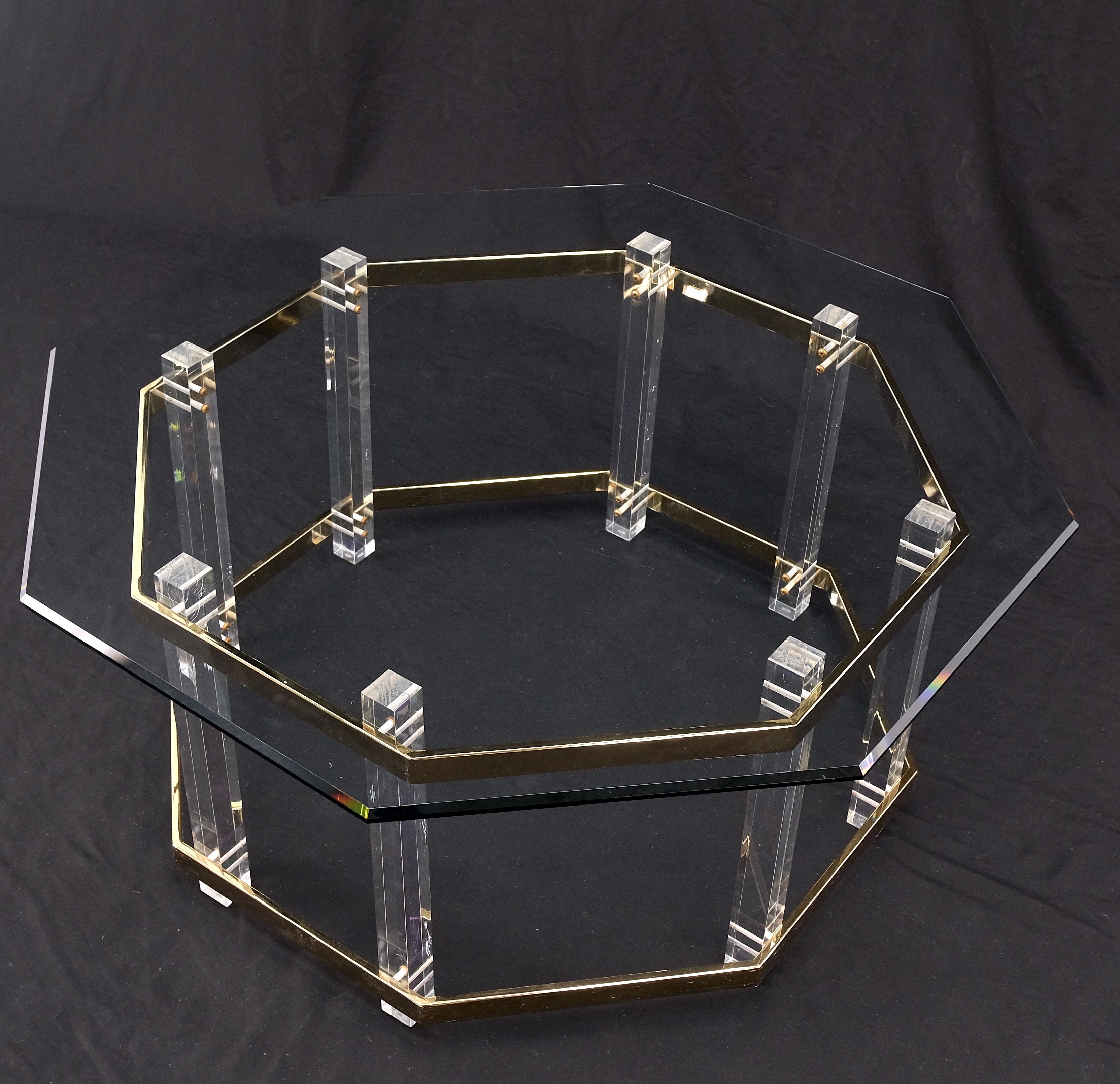 20th Century Octagonal Lucite Base Glass Top Mid-Century Modern  Round Coffee Table Mint For Sale