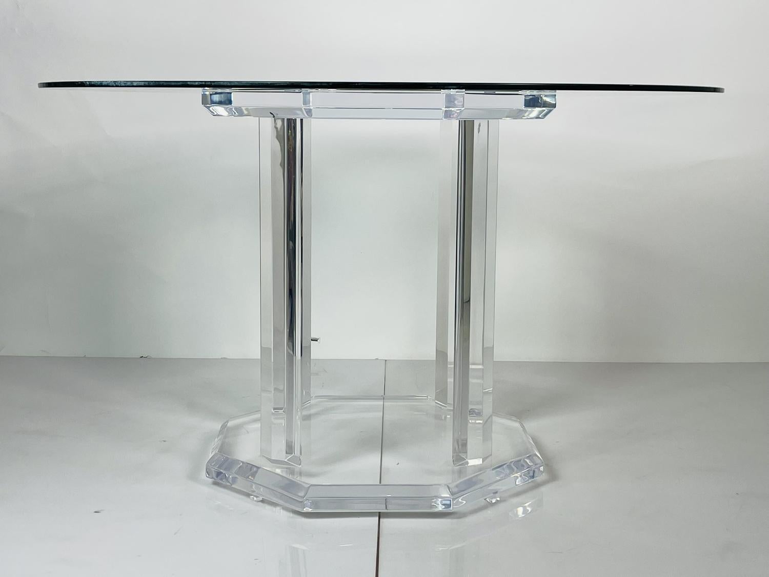 Magnifique base de piédestal en Lucite pour une grande table à manger ayant une forme octogonale faite de Lucite biseauté de 1.75 pouces.

Mesures :
24.50 pouces de largeur x 24.50 pouces de profondeur x 28.50 de hauteur, le verre montré est de 48