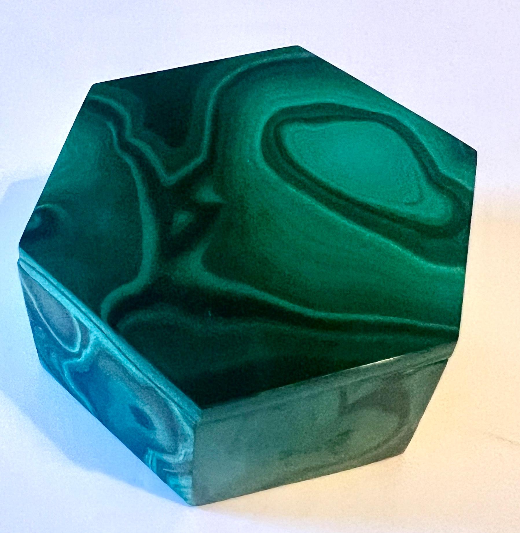 Boîte octogonale avec couvercle amovible 420 Bon état - En vente à Los Angeles, CA