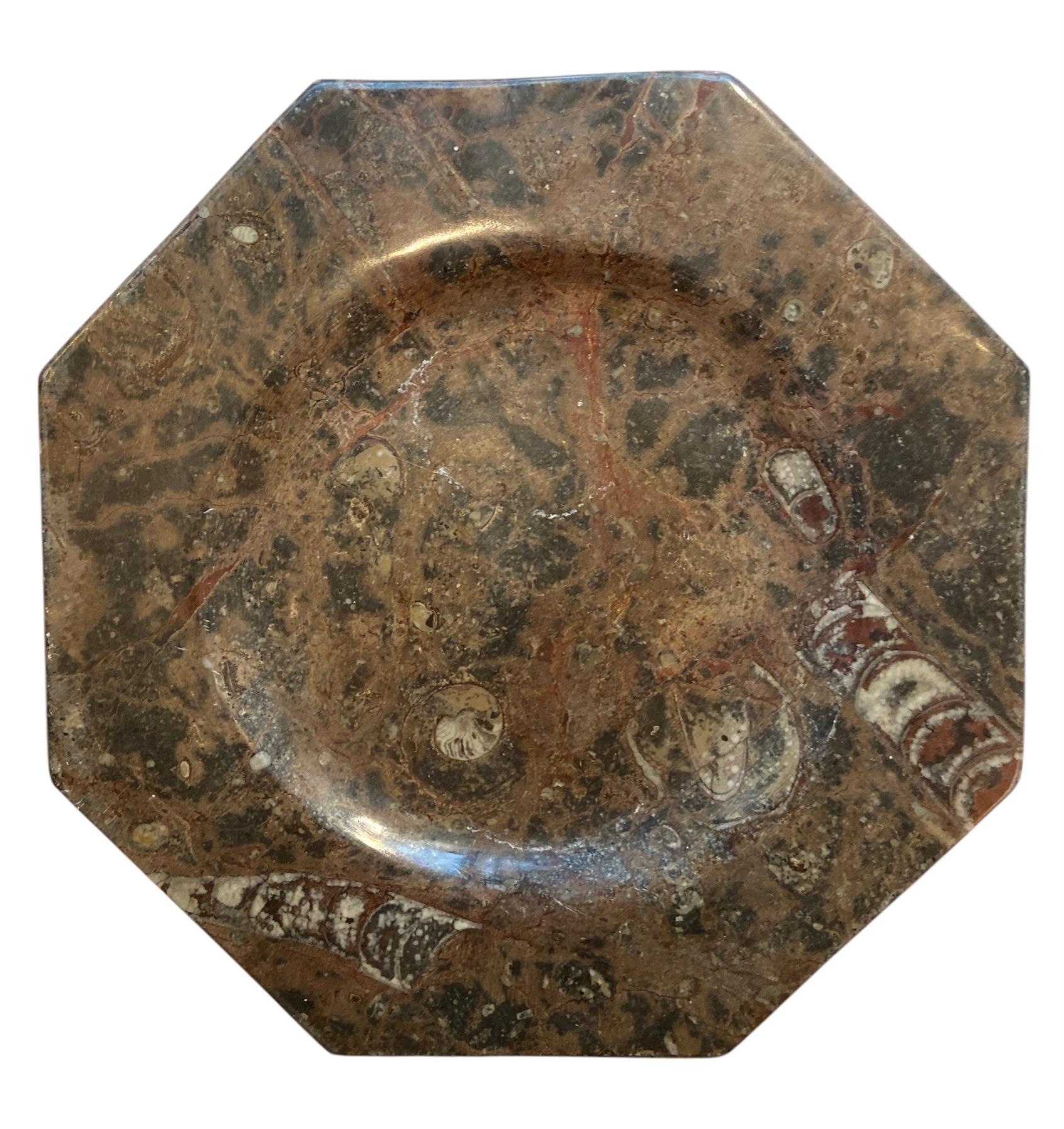 Dekorative achteckige Platte aus Marmor mit Fossilien.
Ein handgeschnitztes/gefertigtes Objekt in schönen Braun- und Schwarztönen.
Der schöne Marmor mit den schönen Fossilien ist Millionen von Jahren alt!  