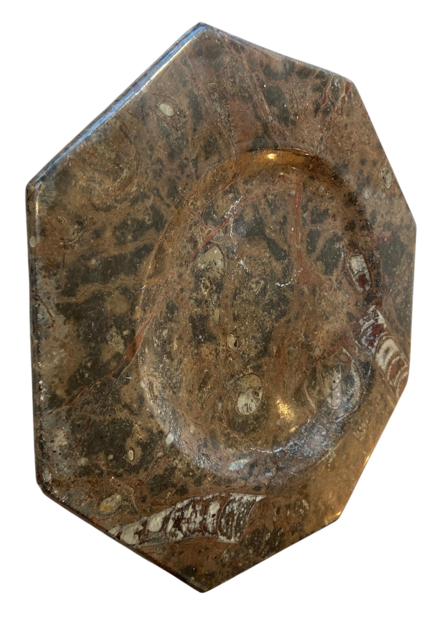 Achteckige Marmorplatte mit Fossilien (Moderne der Mitte des Jahrhunderts) im Angebot