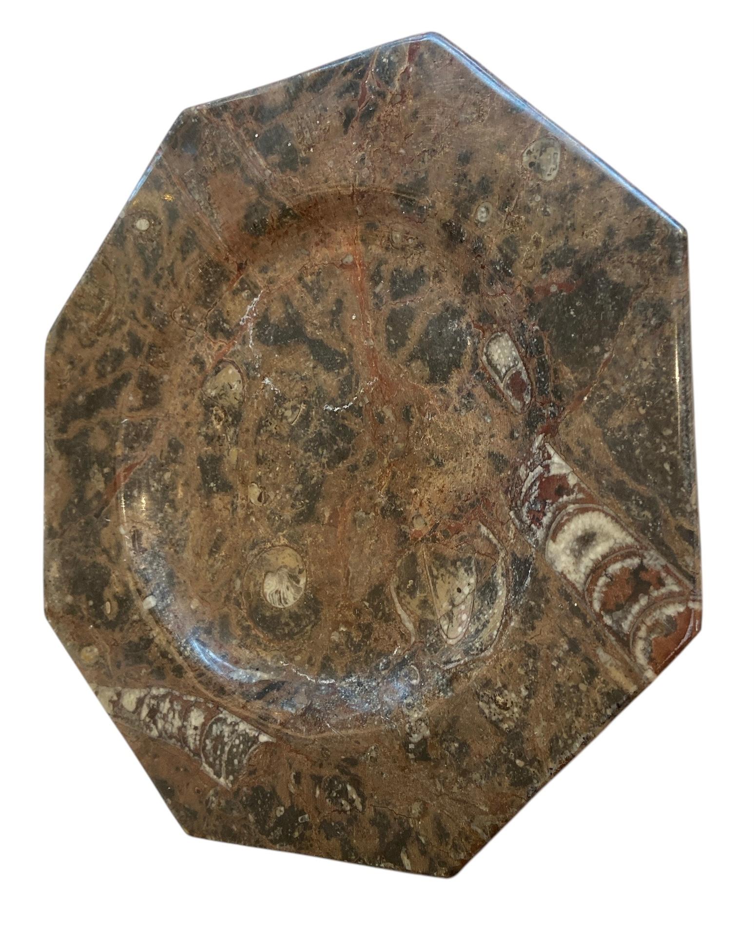 Achteckige Marmorplatte mit Fossilien (Unbekannt) im Angebot
