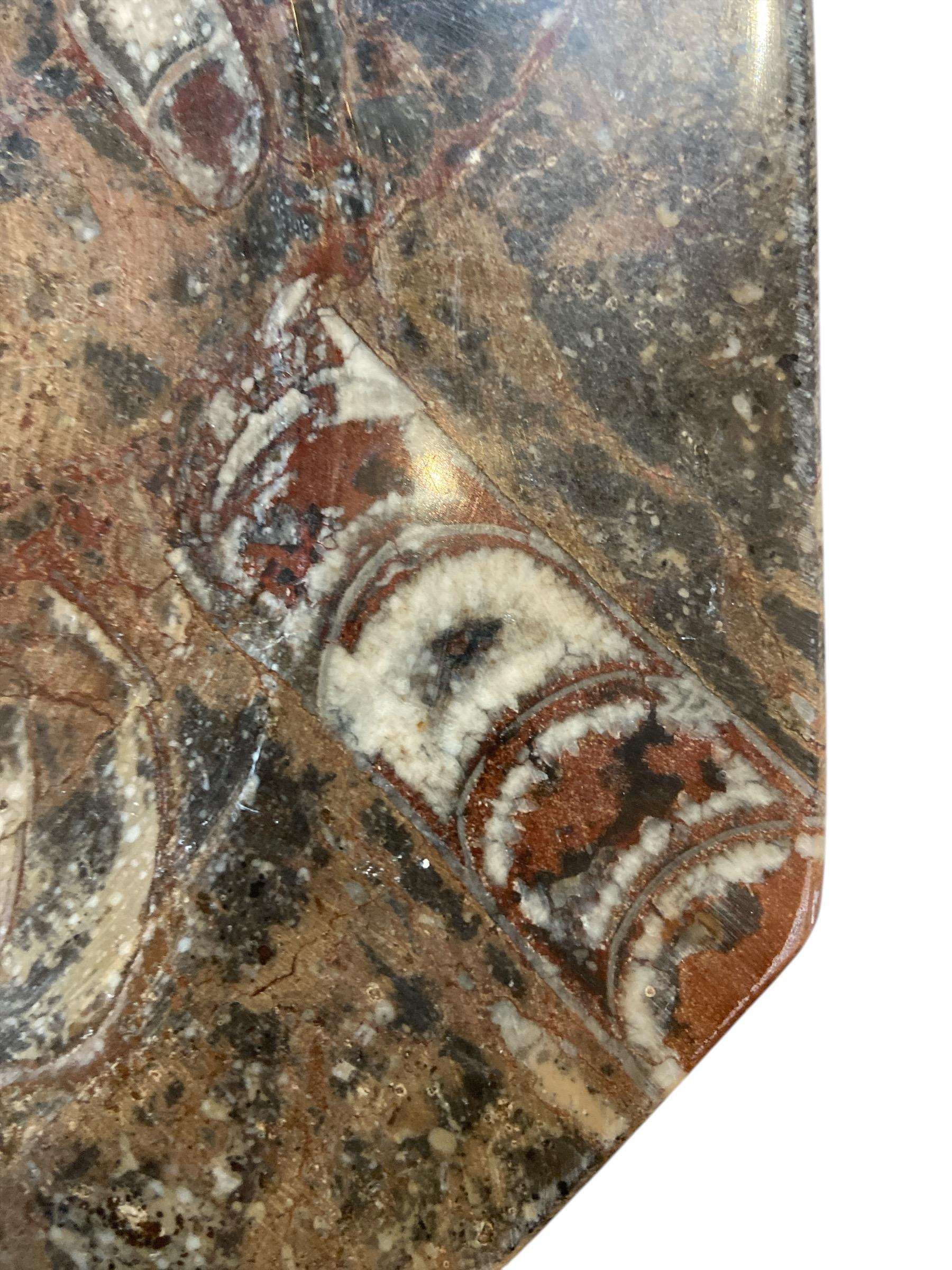 Achteckige Marmorplatte mit Fossilien (Handgefertigt) im Angebot