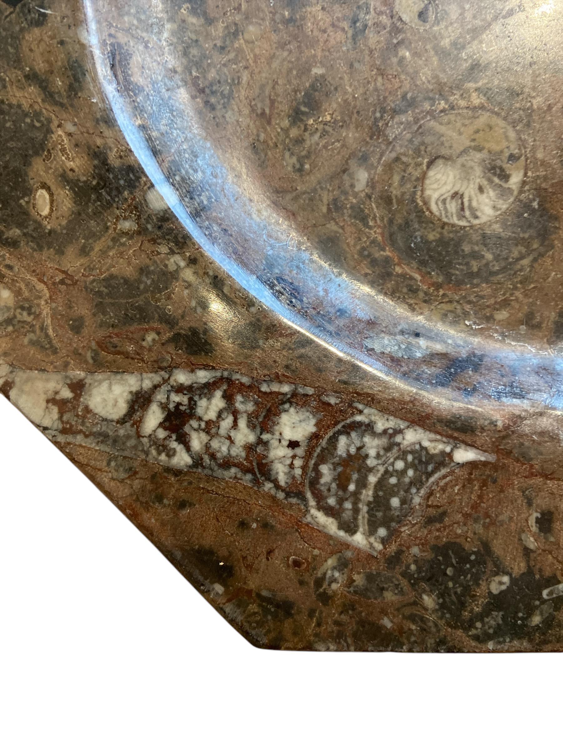 Achteckige Marmorplatte mit Fossilien im Zustand „Gut“ im Angebot in 'S-HERTOGENBOSCH, NL