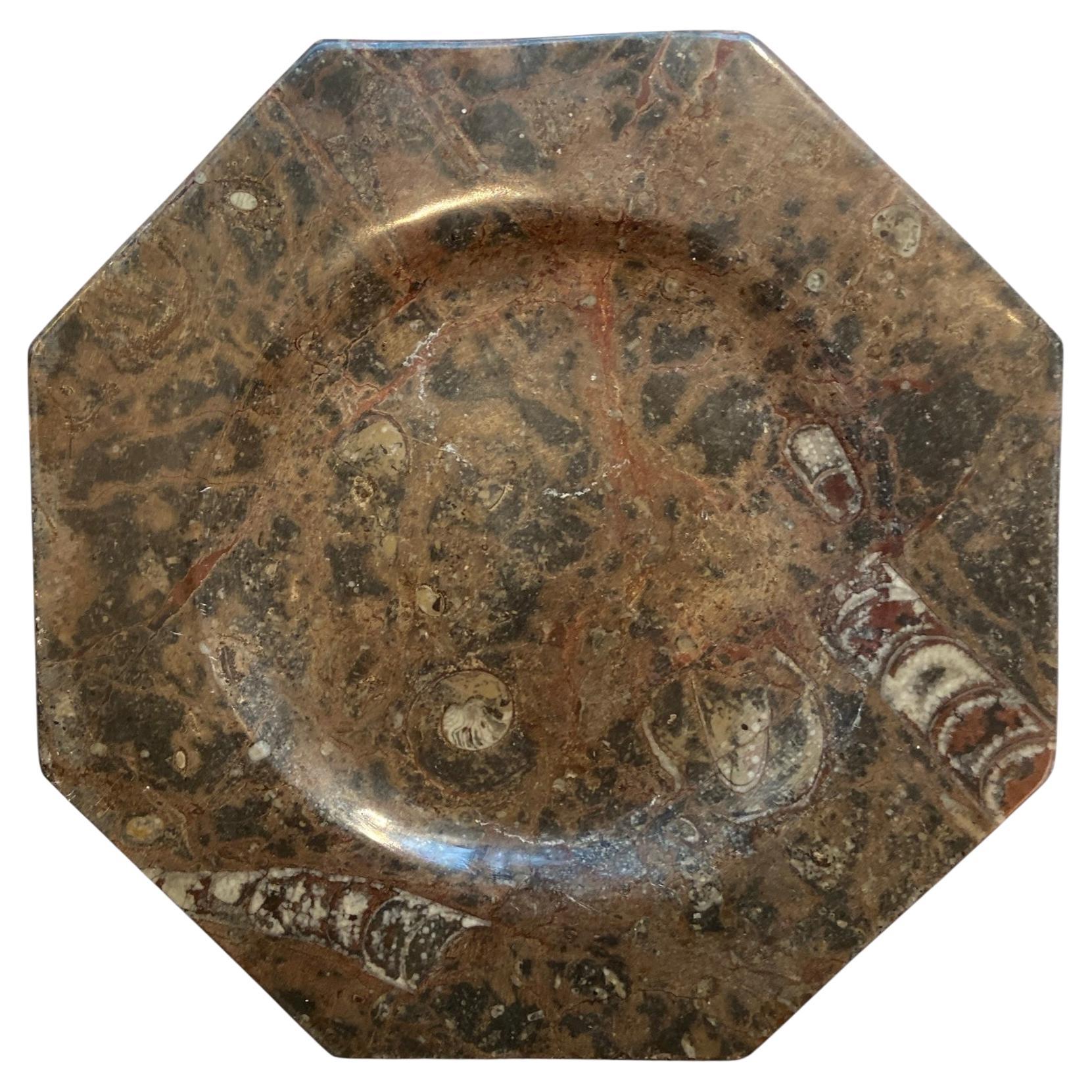 Achteckige Marmorplatte mit Fossilien im Angebot