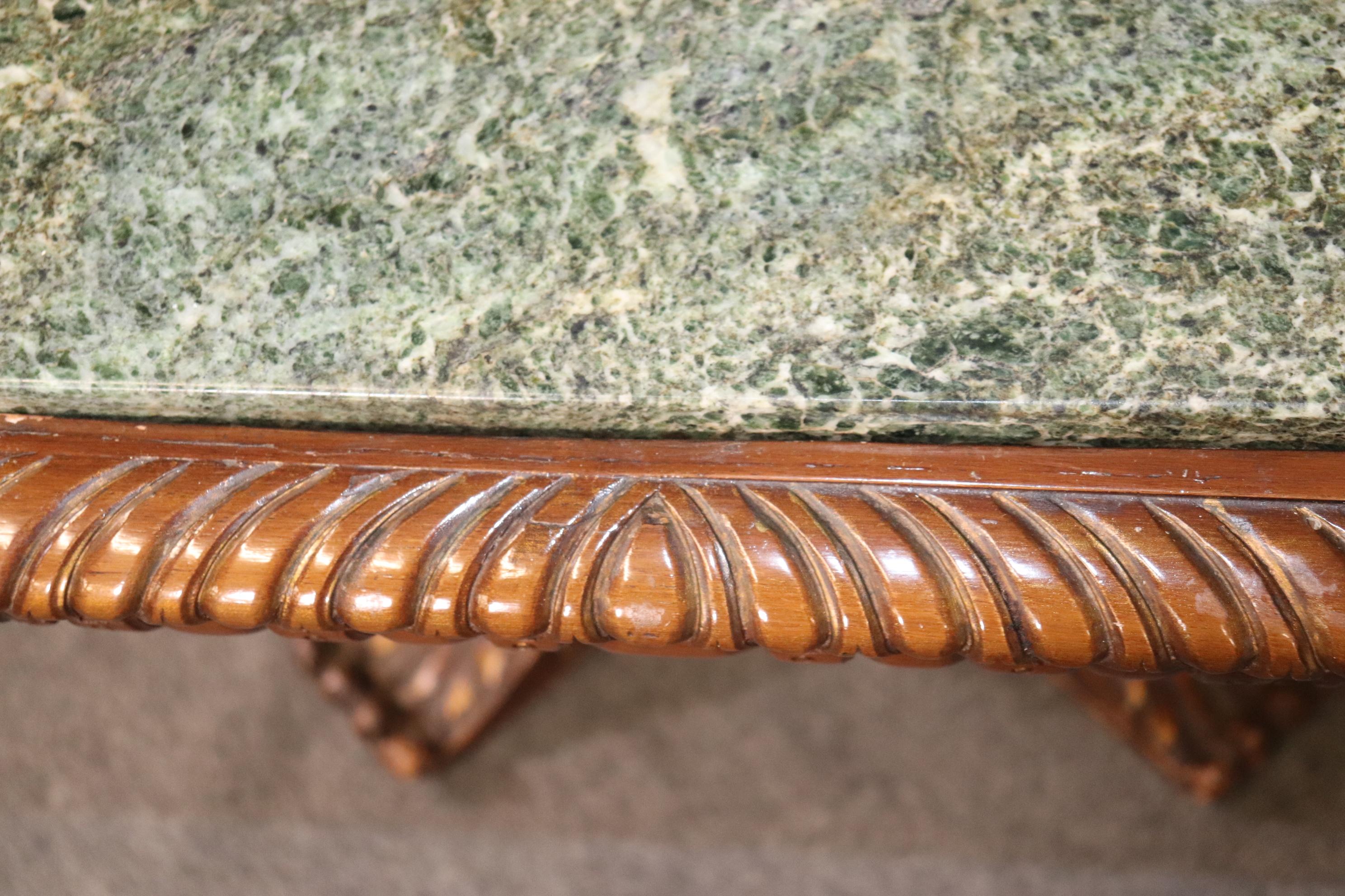  Achteckiger geschnitzter Mitteltisch mit Marmorplatte im georgianischen Stil im Angebot 4