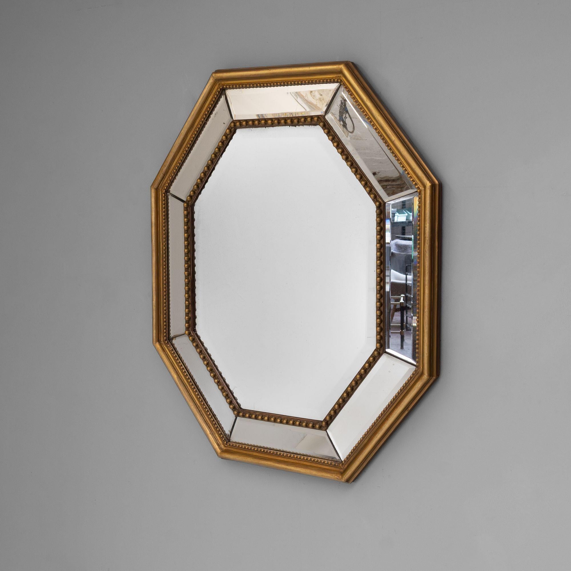 Miroir à coussin octogonal français avec miroir d'origine et finition plus tardive.
Circa 1870.
H 118cm x L 98cm x P 7cm
Veuillez nous contacter pour obtenir un devis d'expédition précis.