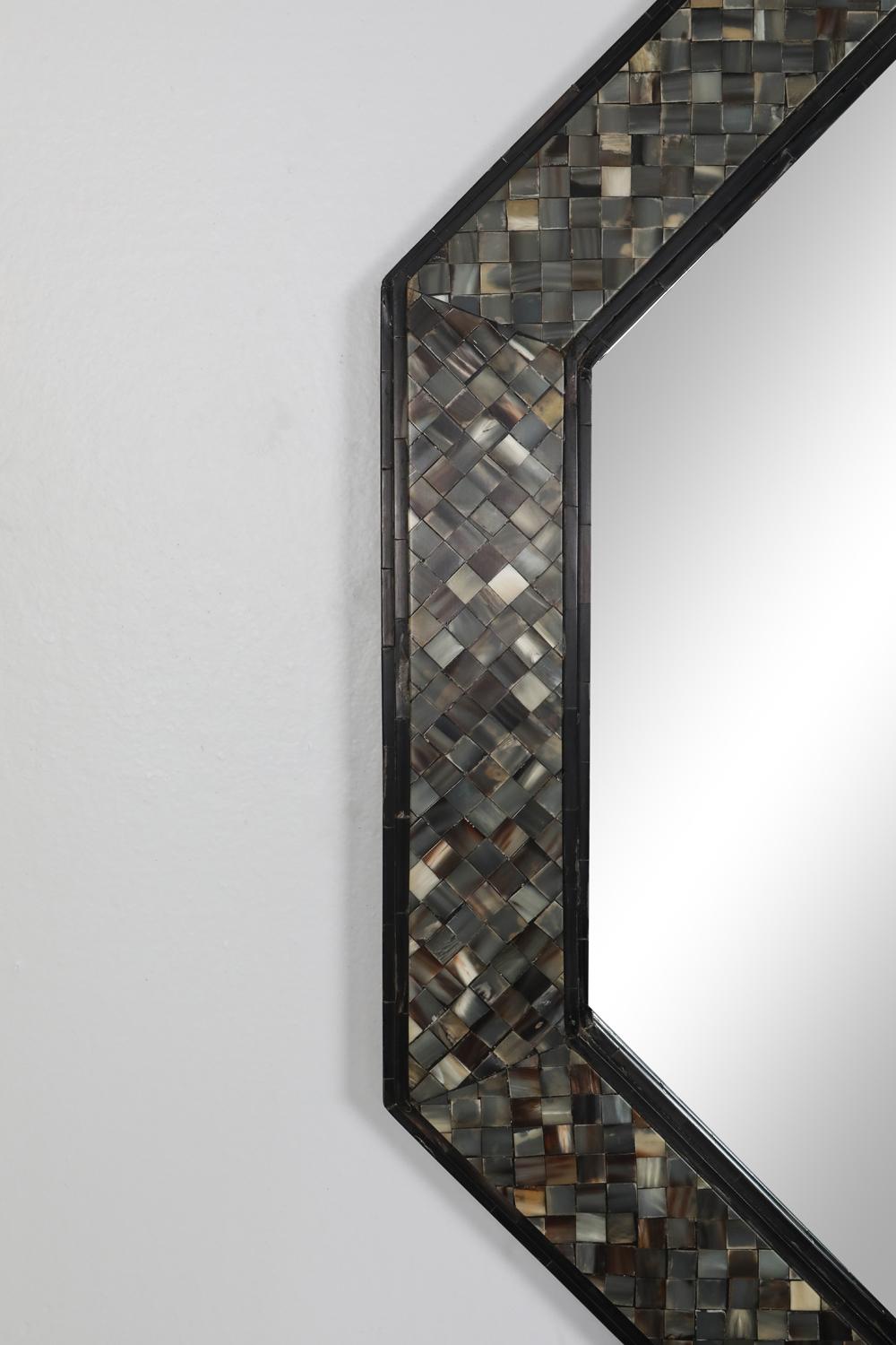 Achteckiger Spiegel aus Zelluloid-Mosaik im Angebot 1