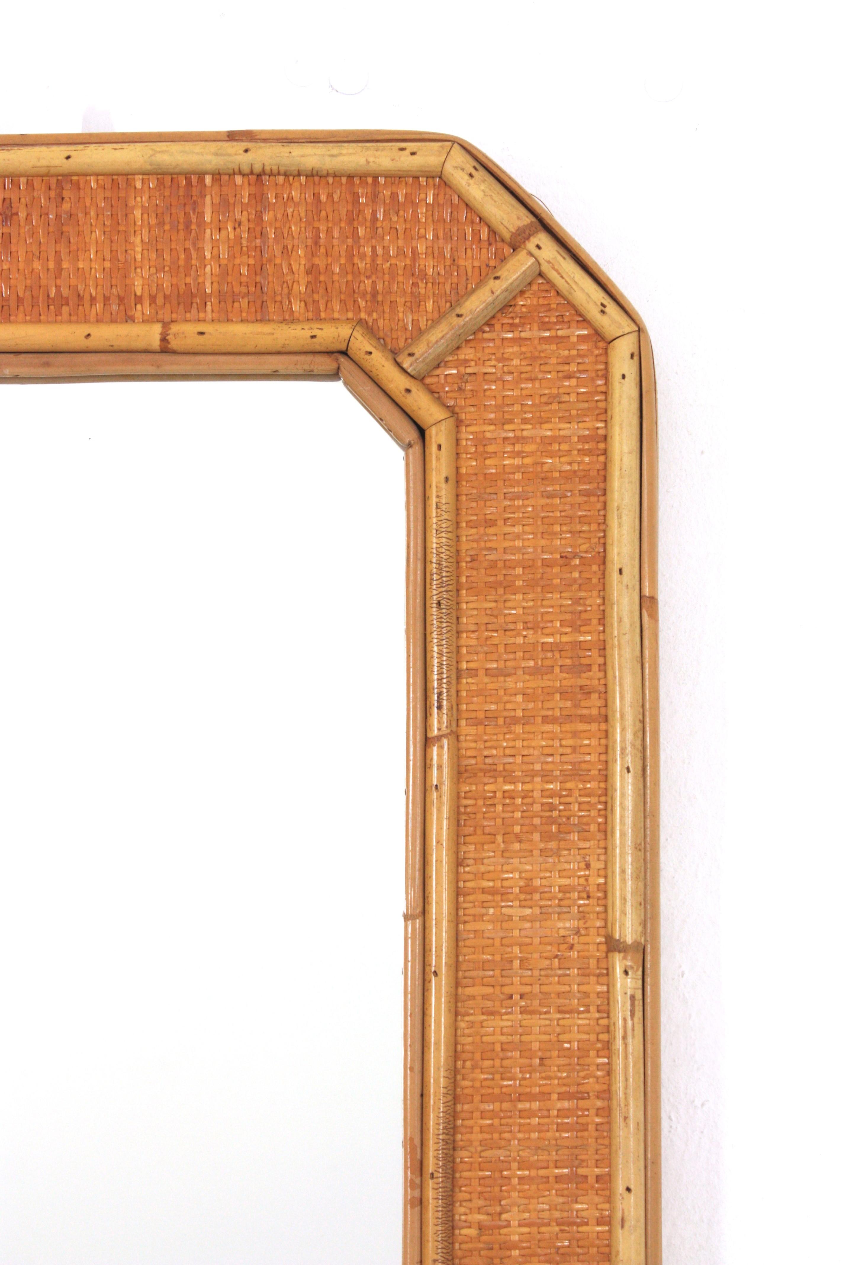 Specchio ottagonale in rattan e vimini intrecciato in vendita 2