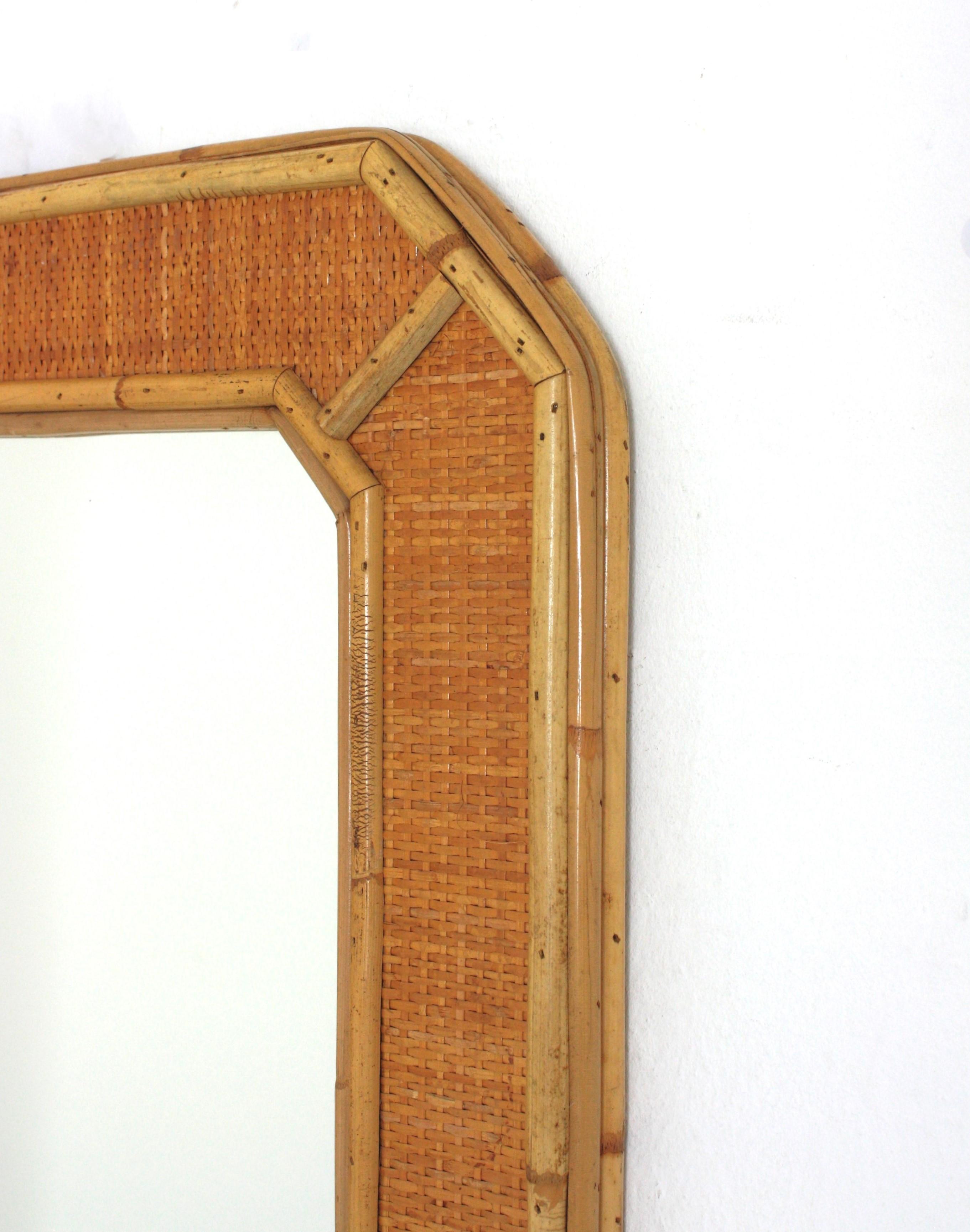 Specchio ottagonale in rattan e vimini intrecciato in vendita 3