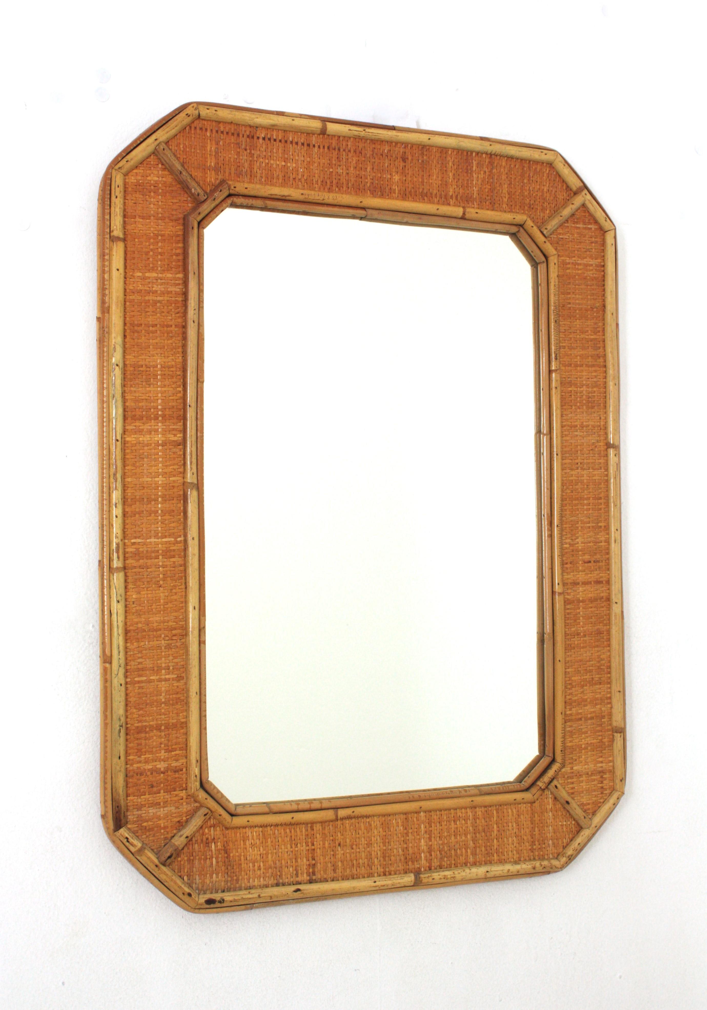 Grande specchio ottagonale in rattan e vimini, Italia, 1960-1970.
Elegante struttura in vimini intrecciato e rattan di bambù della metà del XX secolo con angoli smussati. Ricorda gli am designs di Gabriella Crespi e la collezione Christian Dior