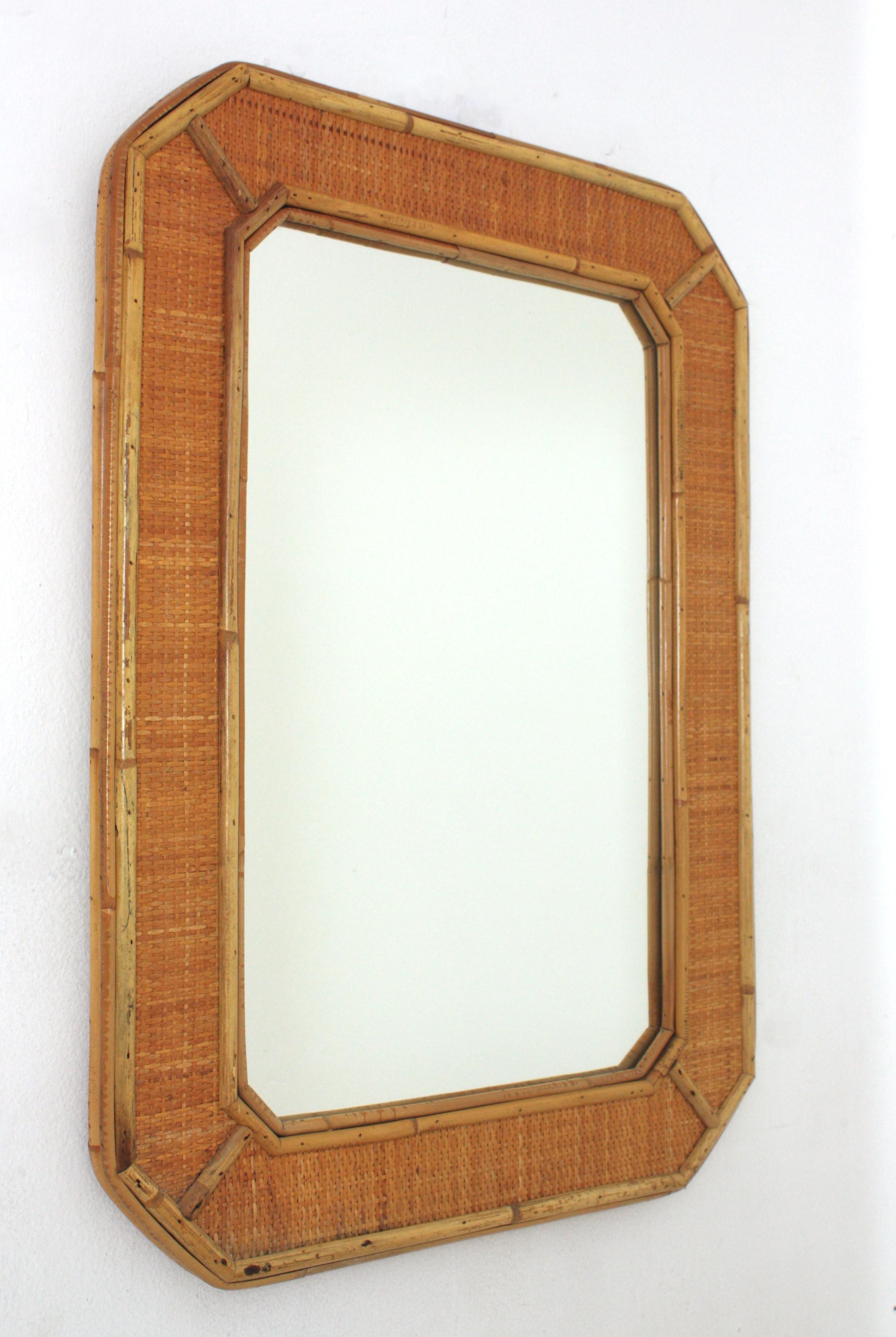 Mid-Century moderno Specchio ottagonale in rattan e vimini intrecciato in vendita