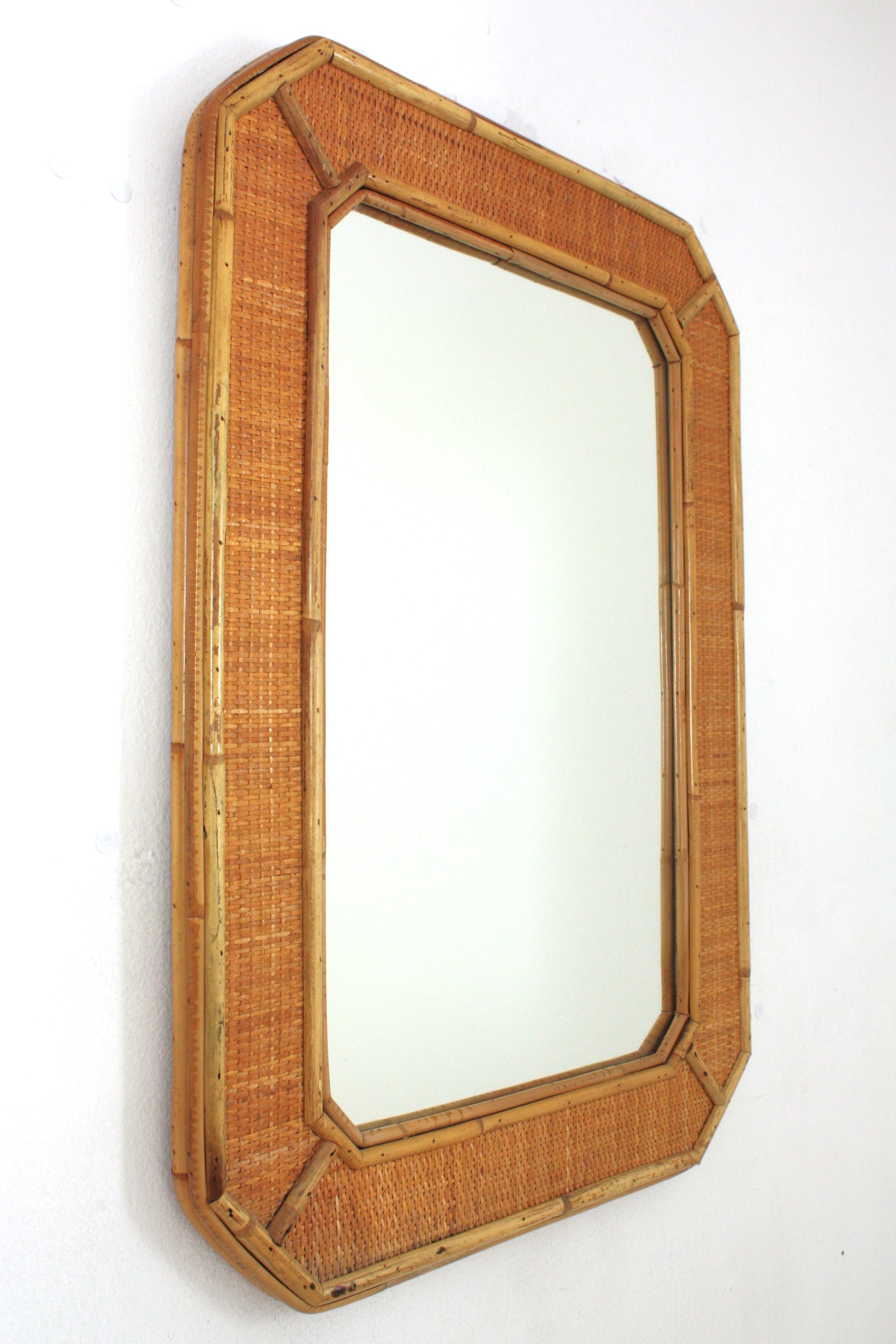 Italiano Specchio ottagonale in rattan e vimini intrecciato in vendita