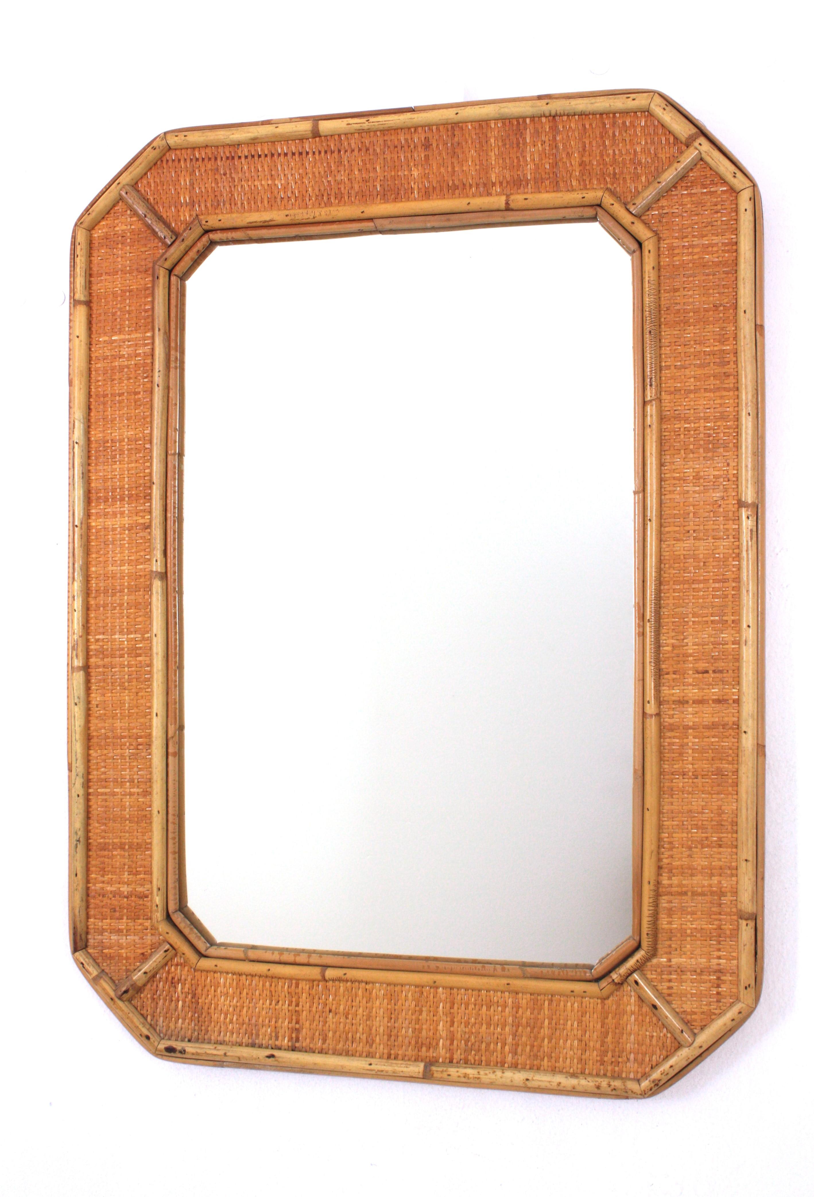 Specchio ottagonale in rattan e vimini intrecciato in vendita 1