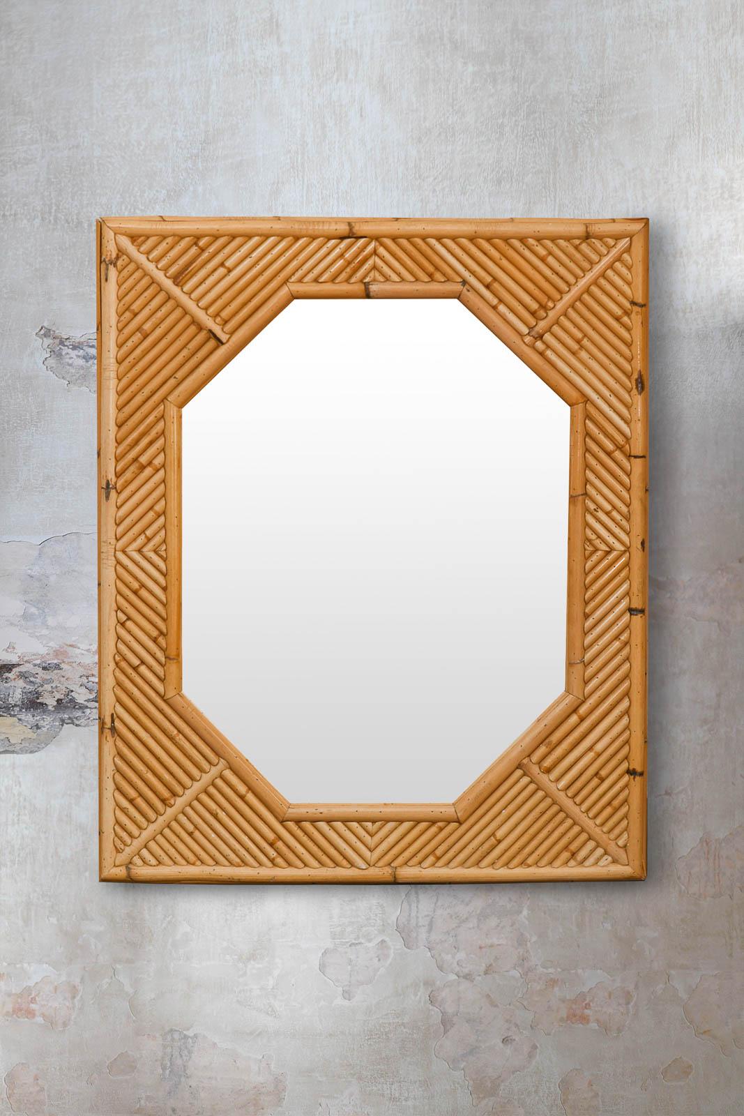 Miroir octogonal avec cadre rectangulaire en bambou aux motifs géométriques
Détails du produit
Dimensions 67 L x 81 H x 3 D cm