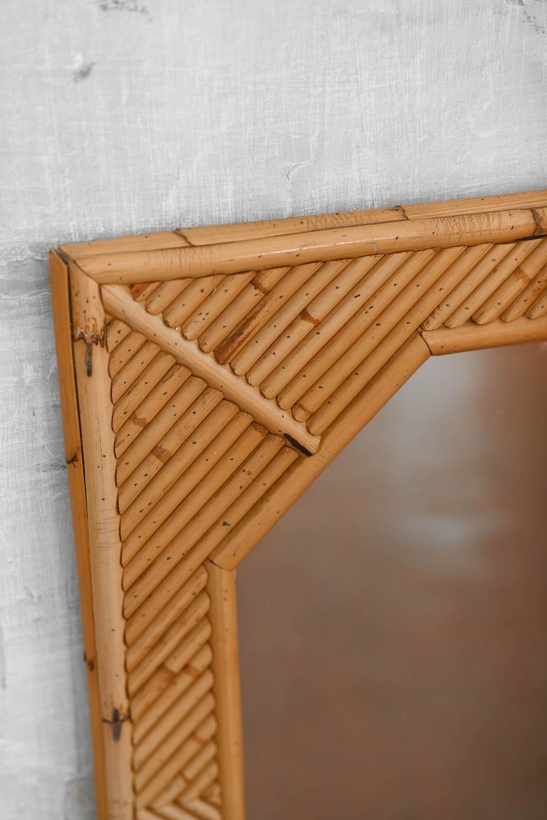 Fin du 20e siècle Miroir octogonal avec cadre rectangulaire en bambou aux motifs géométriques en vente