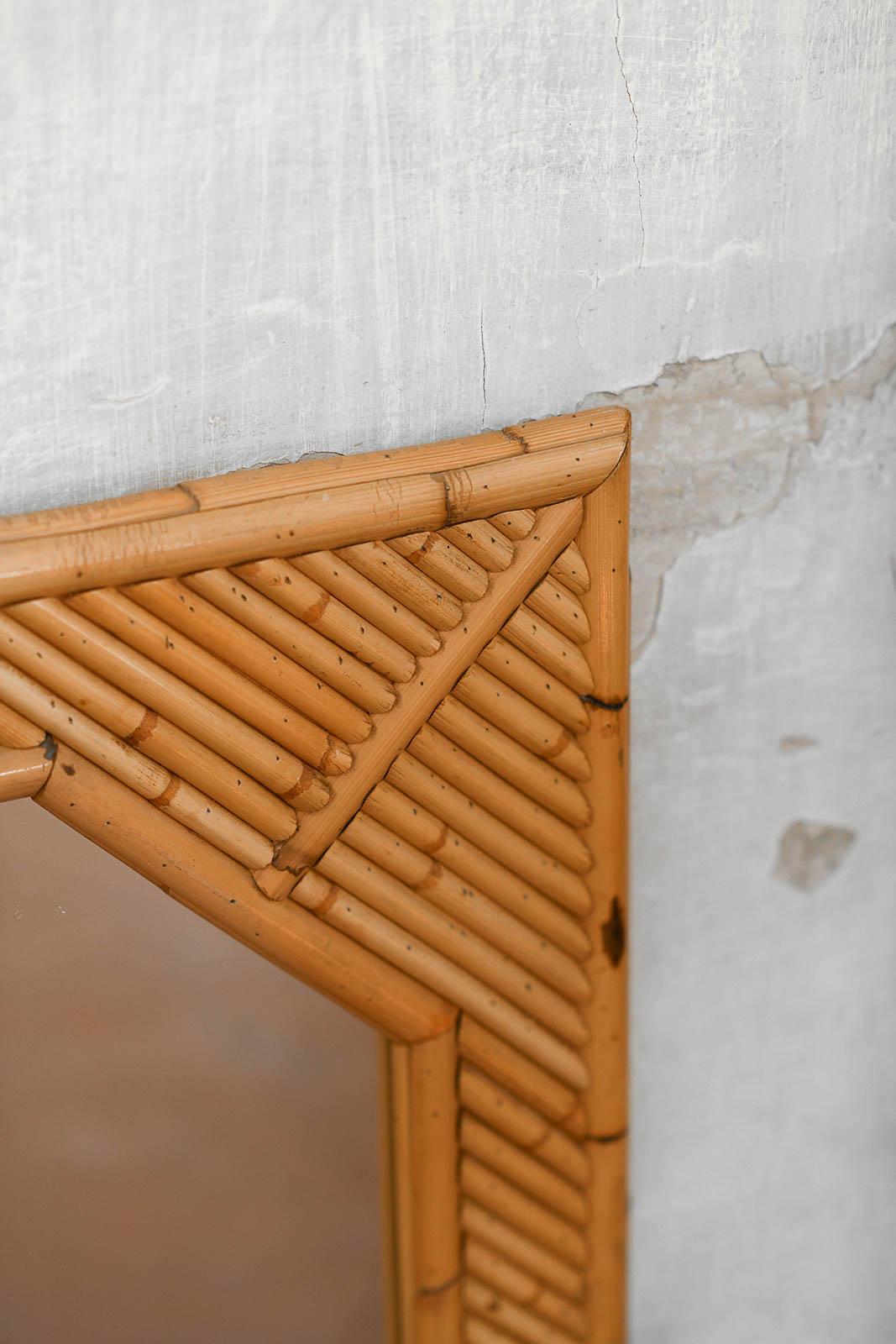 Bambou Miroir octogonal avec cadre rectangulaire en bambou aux motifs géométriques en vente