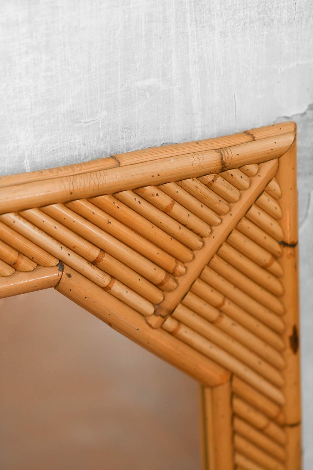 Miroir octogonal avec cadre rectangulaire en bambou aux motifs géométriques en vente 1