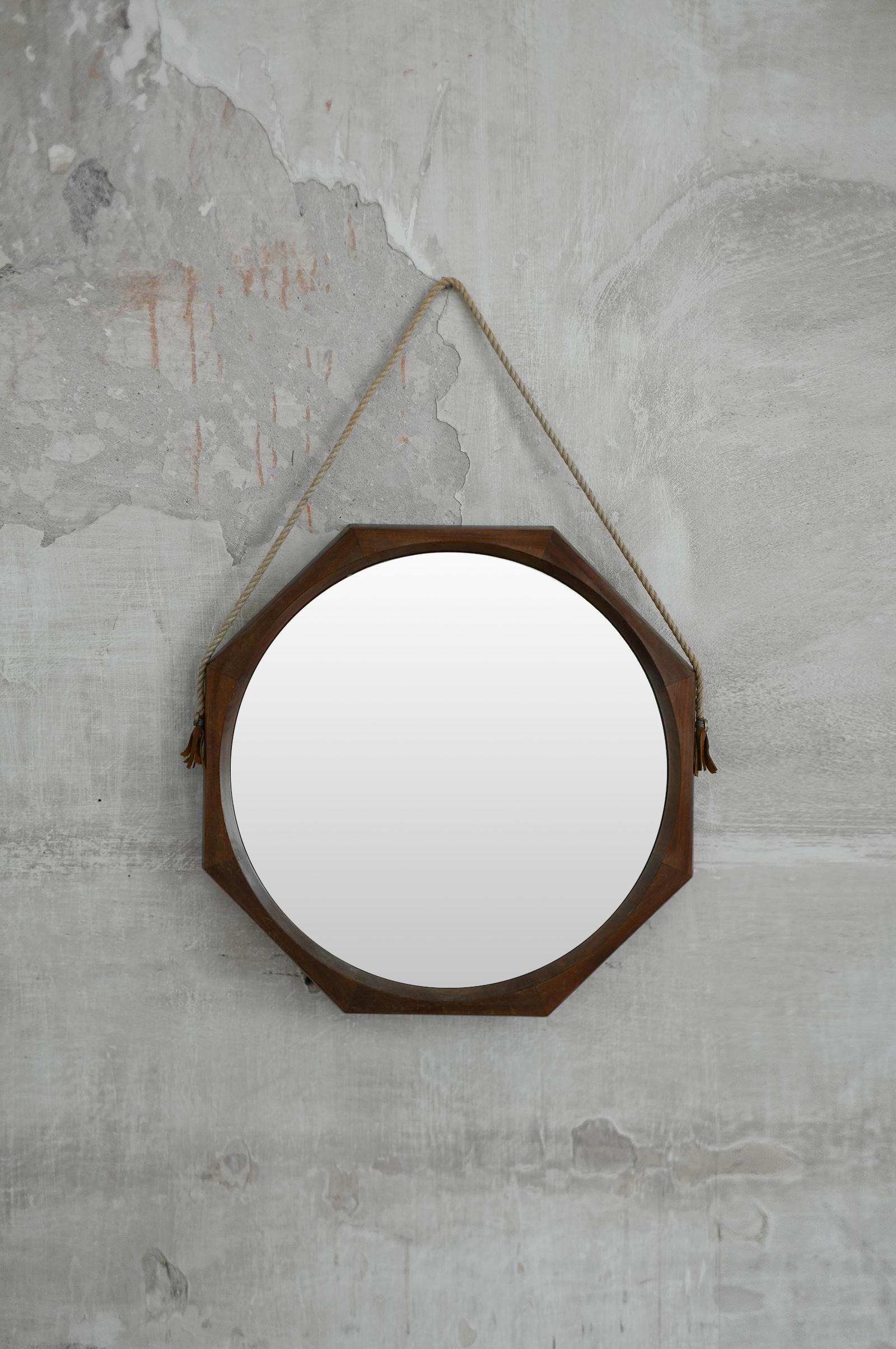 Miroir octogonal avec cadre en bois et détails en corde avec accents en cuir, années 1950.
Détails du produit
Dimensions : 58 L x 58 H x 3 D cm
