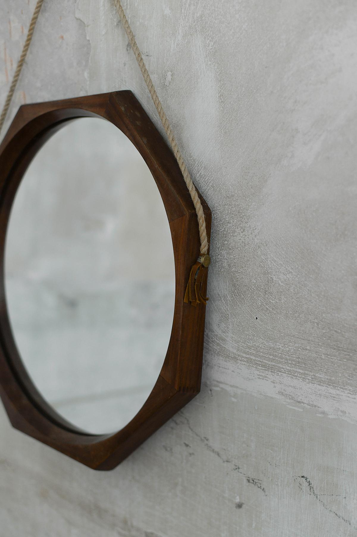 Milieu du XXe siècle Miroir octogonal avec cadre en bois et détails en corde avec accents en cuir, années 1950. en vente