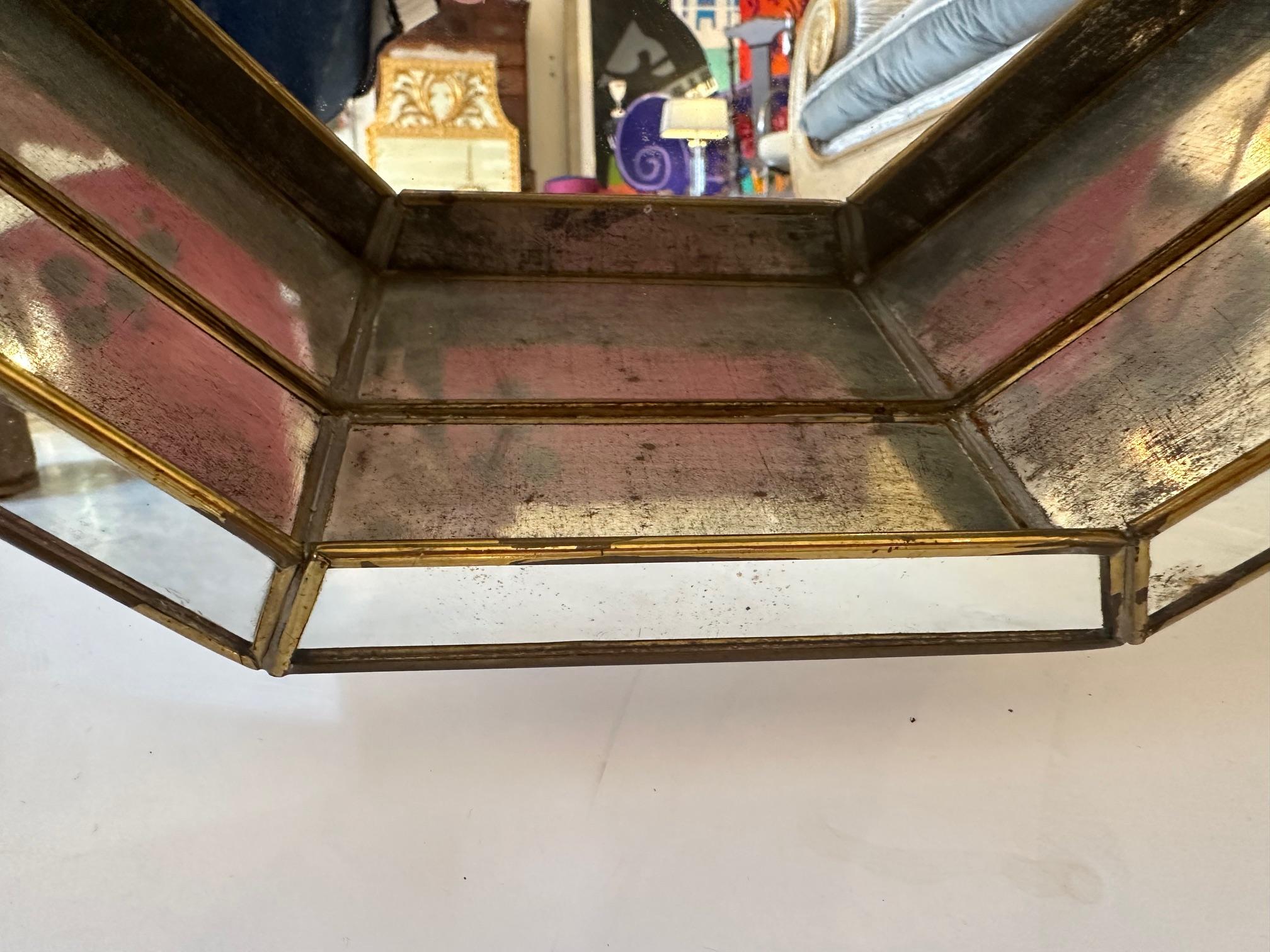 Achteckige verspiegelte Wandregal-Vitrine im Angebot 5