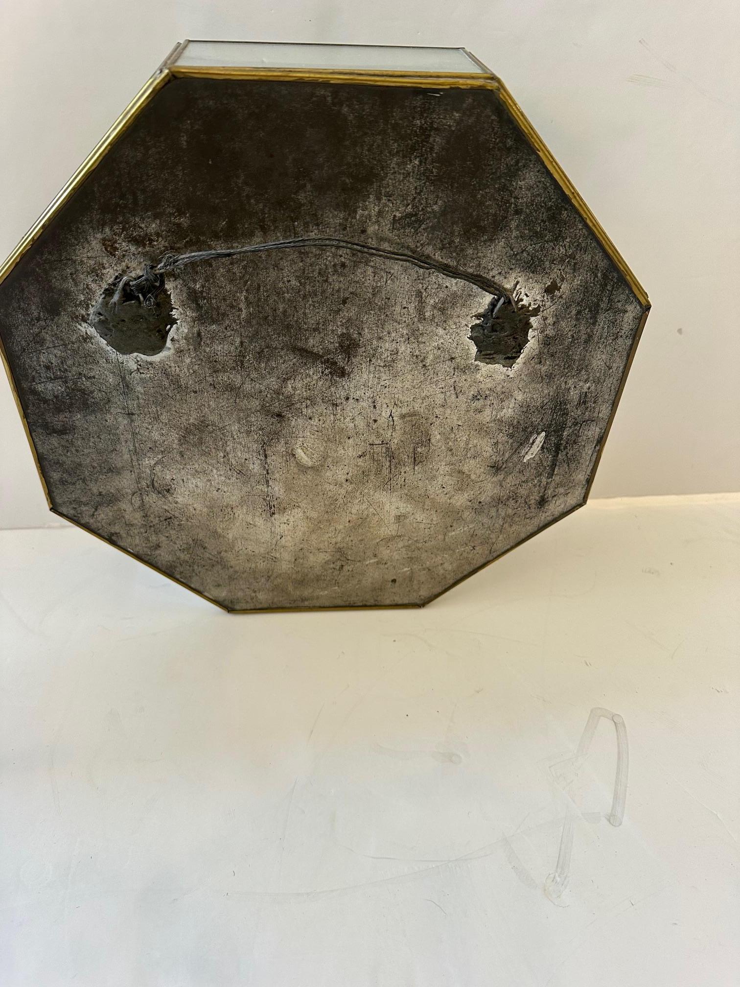 Achteckige verspiegelte Wandregal-Vitrine im Angebot 6