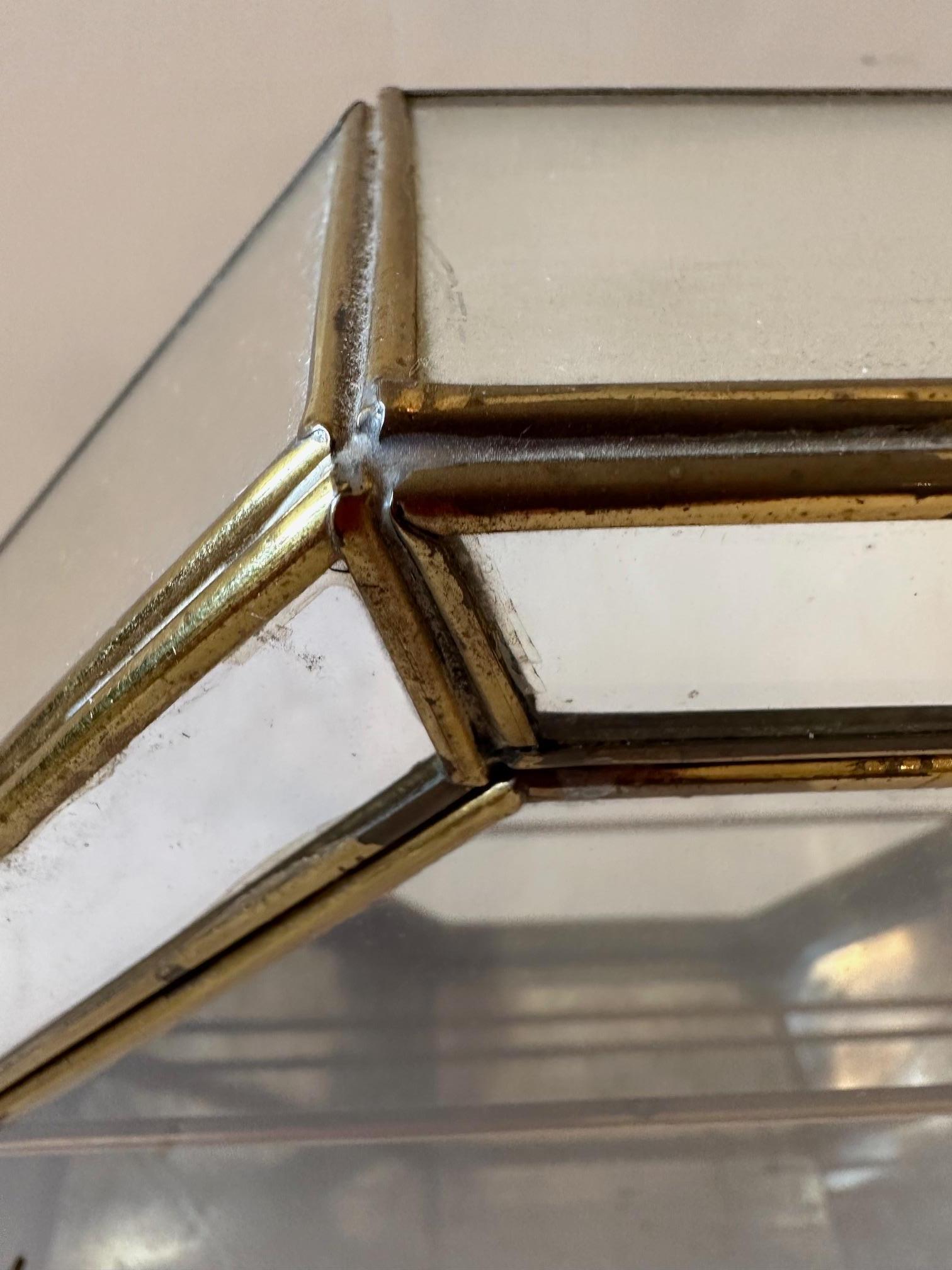 Achteckige verspiegelte Wandregal-Vitrine im Angebot 7