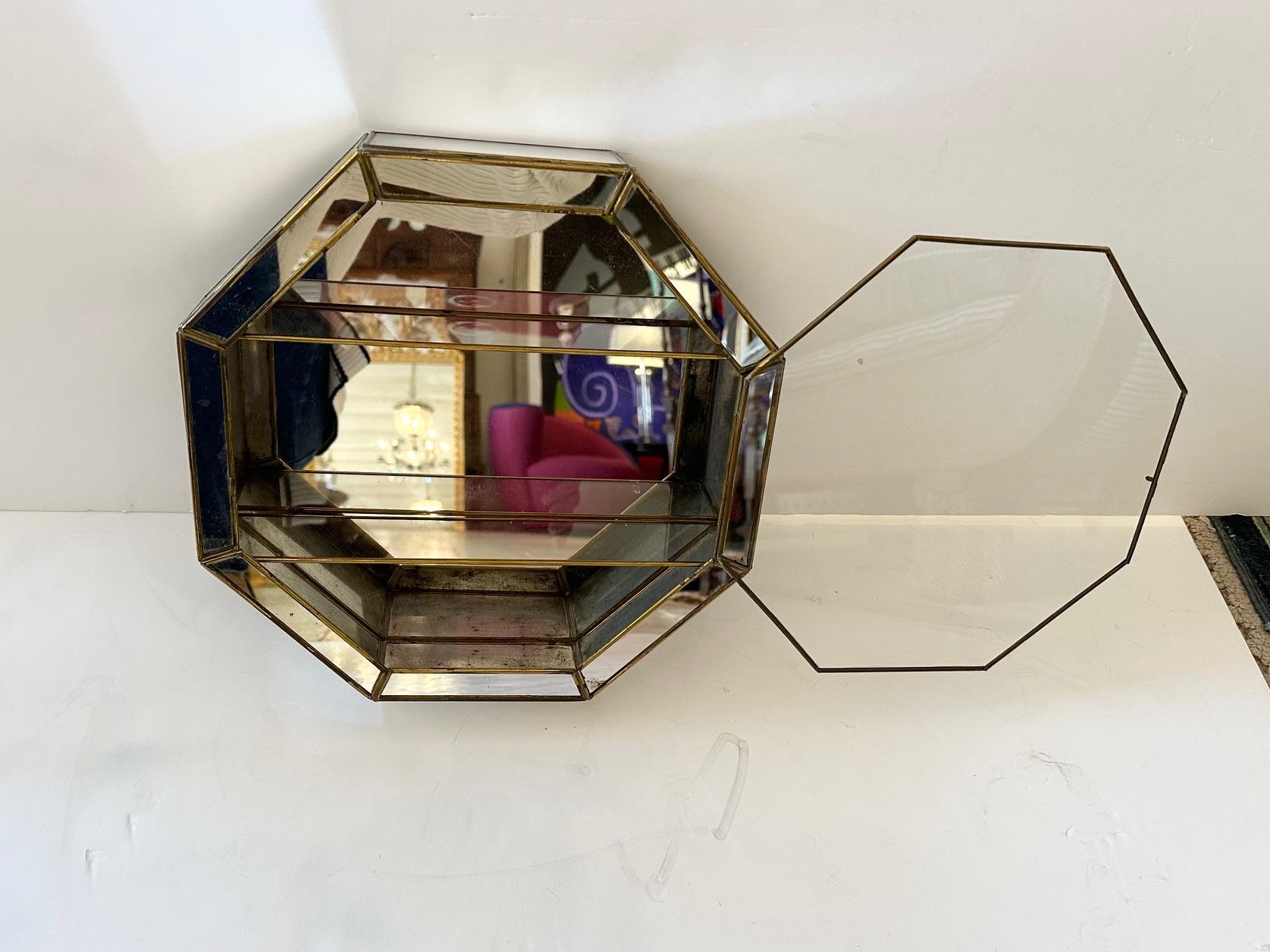 Achteckige verspiegelte Wandregal-Vitrine (Mitte des 20. Jahrhunderts) im Angebot