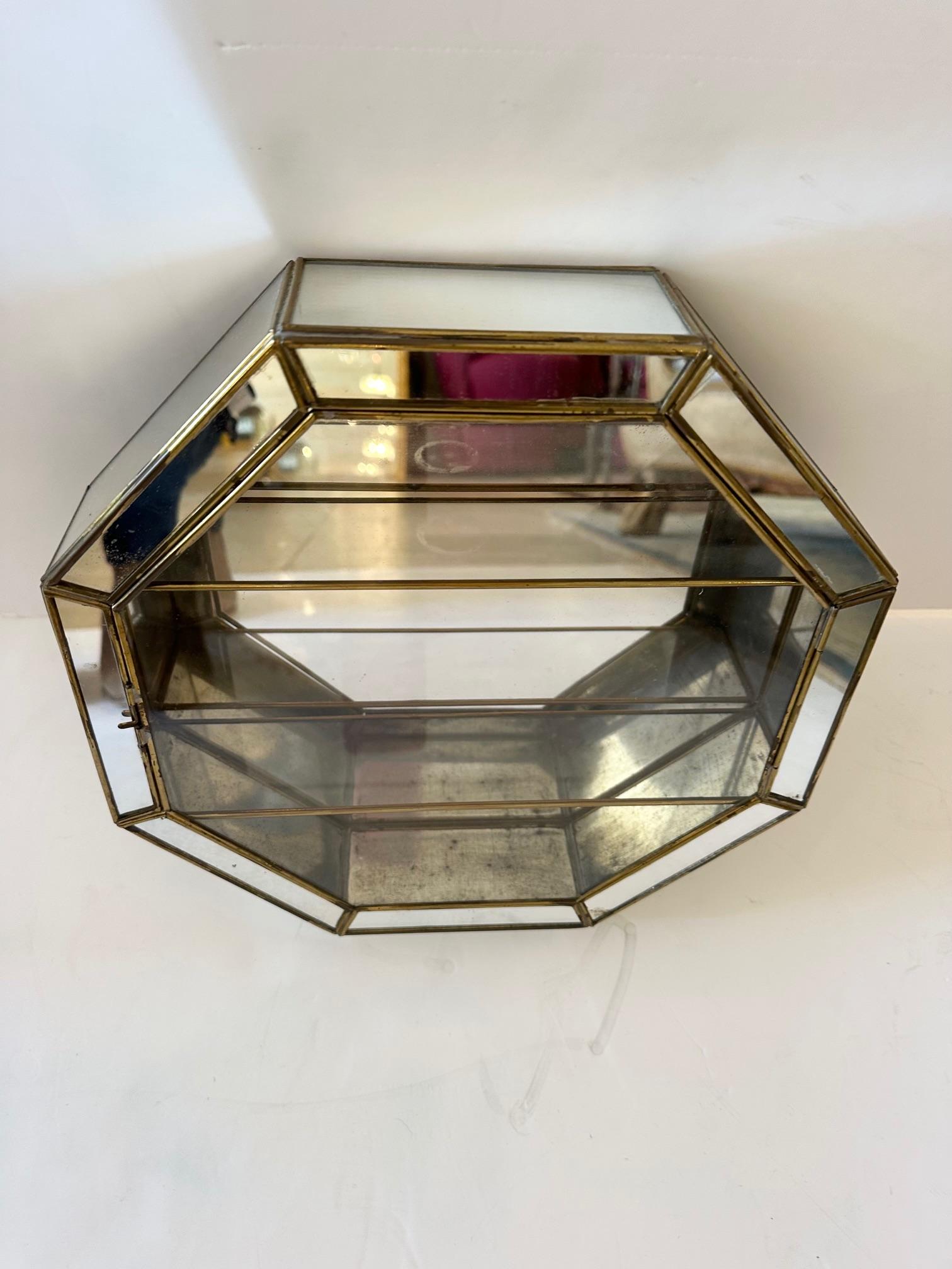 Achteckige verspiegelte Wandregal-Vitrine (Messing) im Angebot