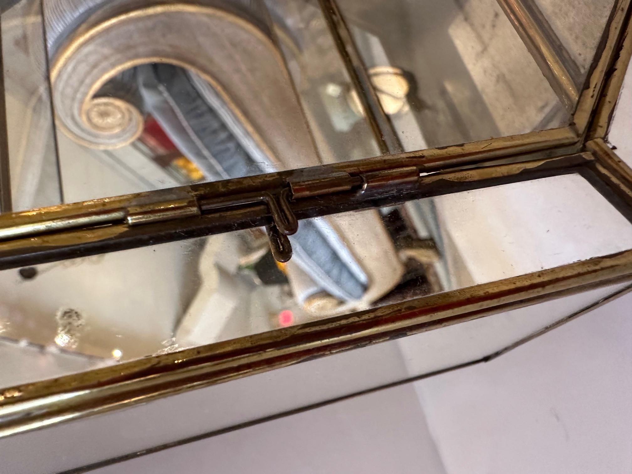 Achteckige verspiegelte Wandregal-Vitrine im Angebot 3