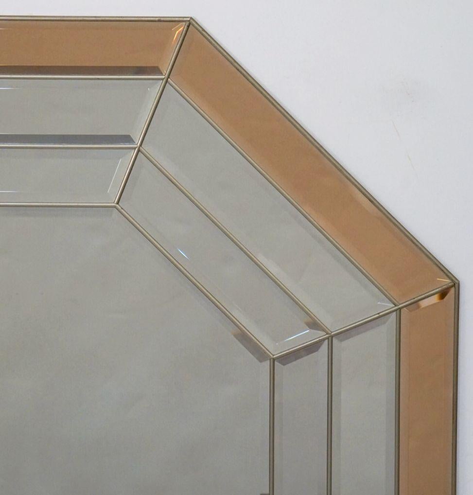 Miroir mural octogonal moderniste en verre biseauté d'Italie (H 45 1/4 x L 35) en vente 1