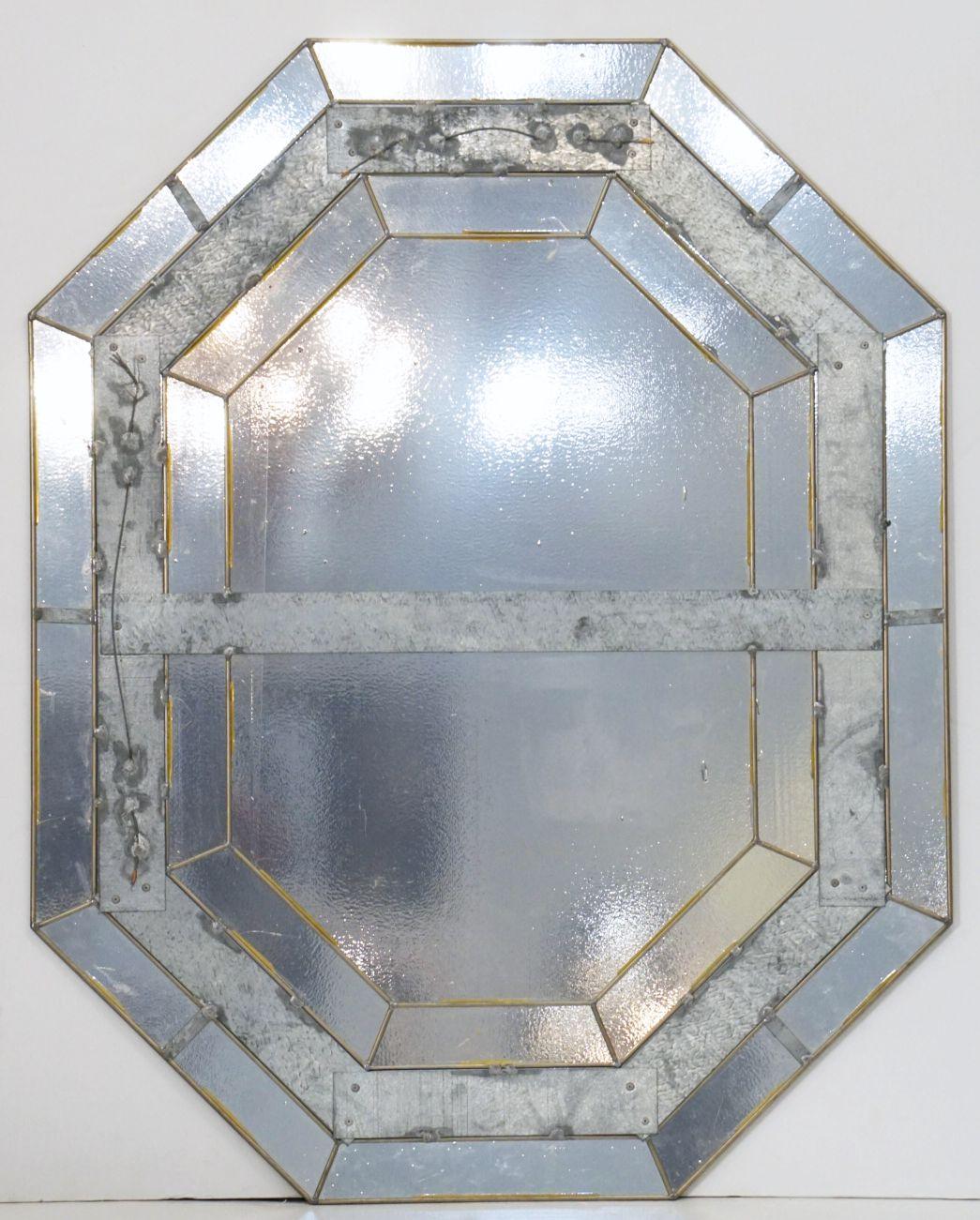 Miroir mural octogonal moderniste en verre biseauté d'Italie (H 45 1/4 x L 35) en vente 2