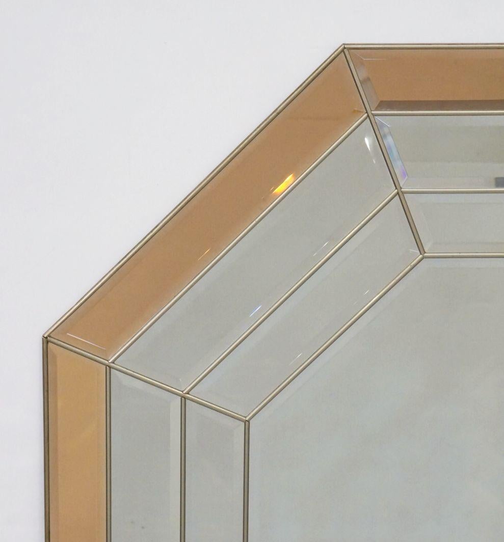 Moderne Miroir mural octogonal moderniste en verre biseauté d'Italie (H 45 1/4 x L 35) en vente