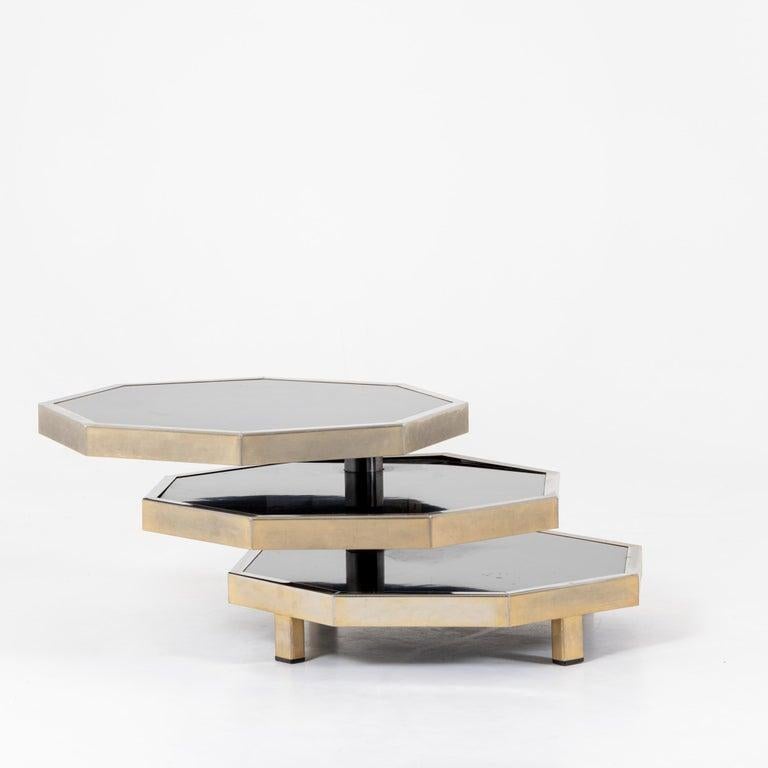 Table basse octogonale moderniste attribuée à Acerbis 
en acier et en stratifié noir avec trois niveaux réglables.