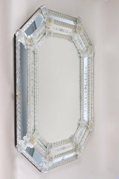 Specchio ottagonale in vetro di Murano con incisioni e fiori in vetro, firmato, IT, anni '70