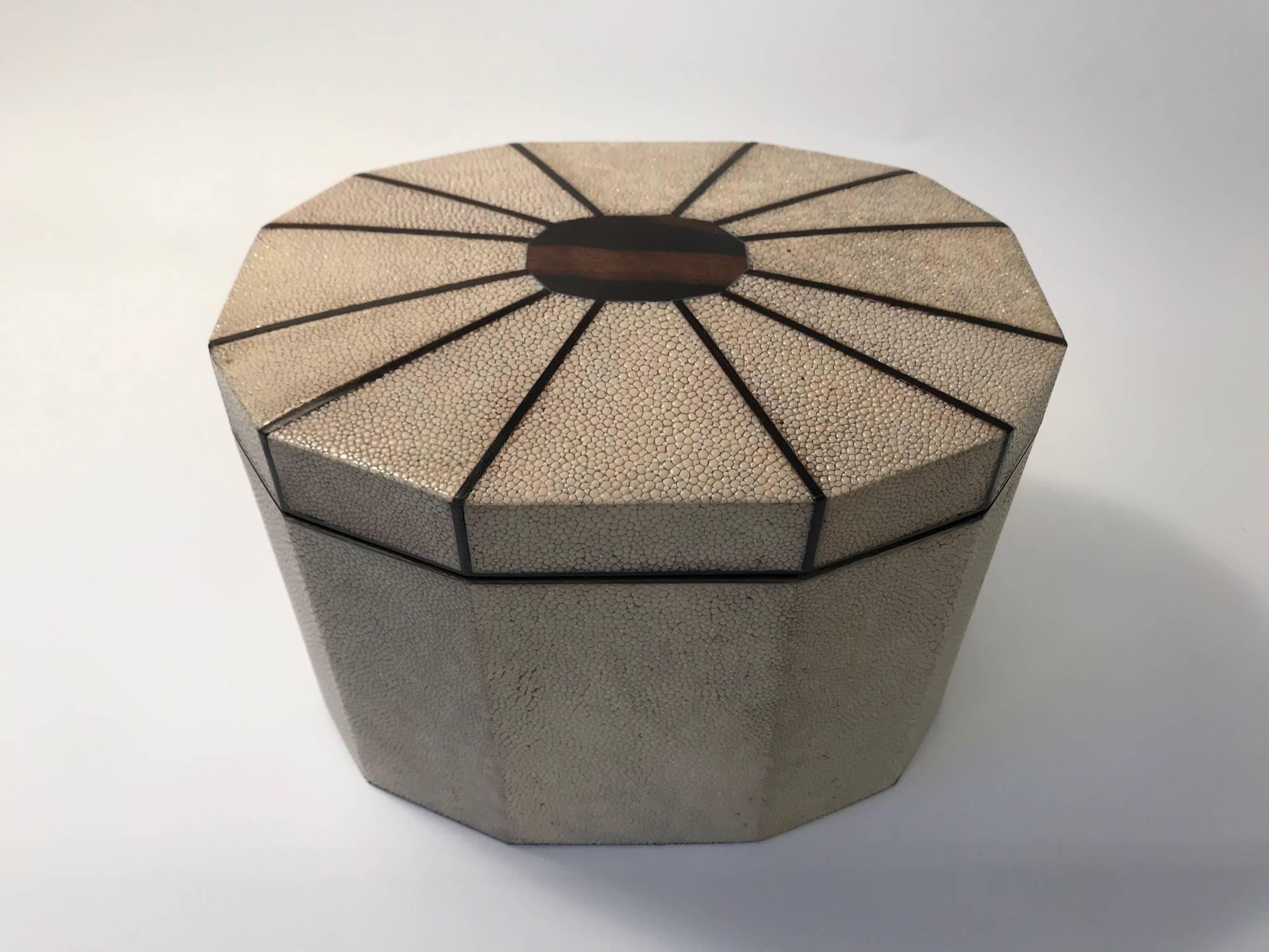 Octagonal natural Shagreen Box with Ebony Inlay For Sale 4