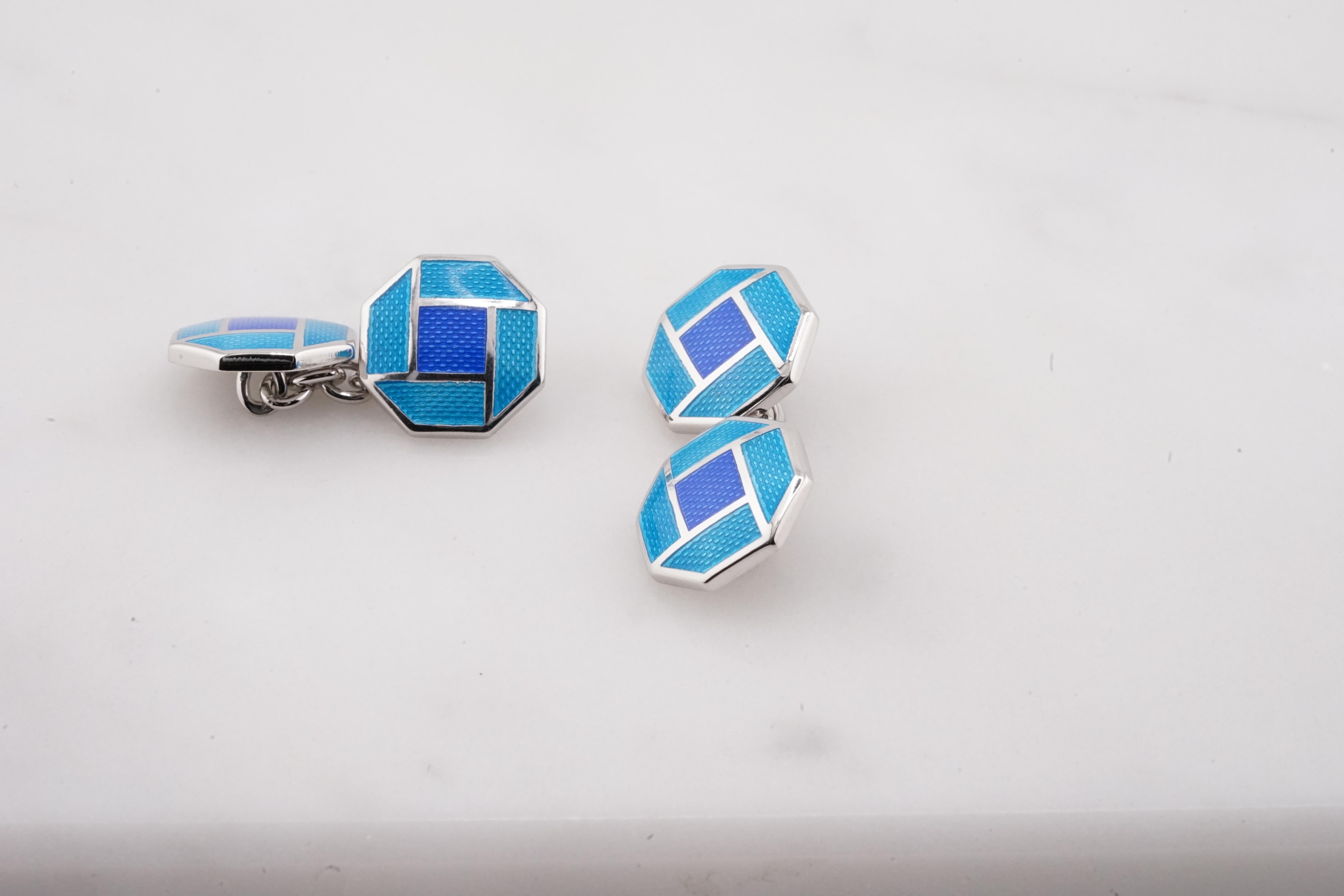 Wunderschönes Paar Manschettenknöpfe aus 925er Sterlingsilber (auch vergoldet) in achteckiger Form, in Italien hergestellt. Die Hauptoberfläche ist mit leuchtend blauer und azurblauer Emaille verziert und zeigt ein subtiles, kompliziertes Muster,