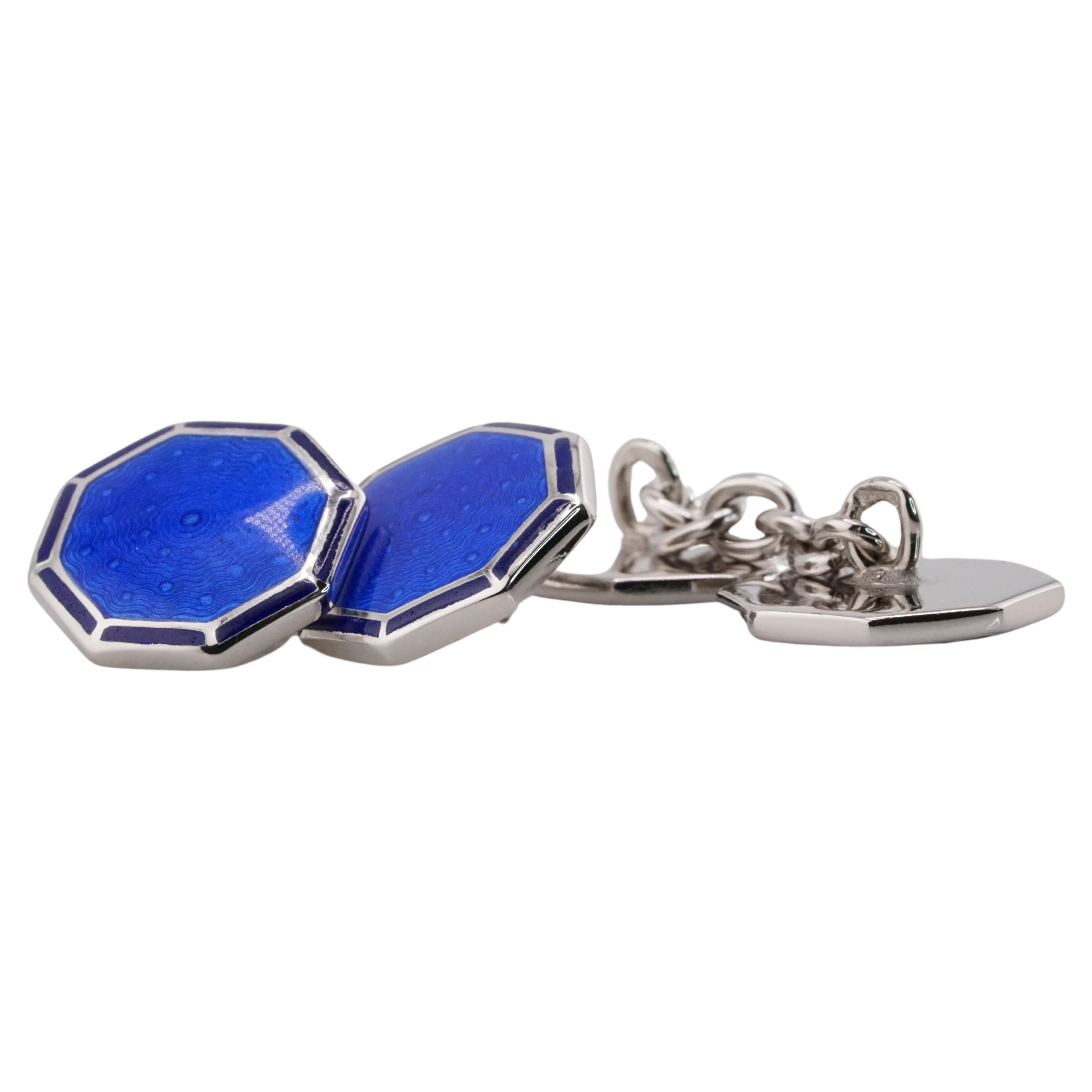Precioso par de gemelos de fabricación italiana, elaborados en plata de ley 925 (también chapados en oro) y con una característica forma octogonal. La superficie principal está adornada con un vibrante esmalte azul, que muestra un sutil e intrincado